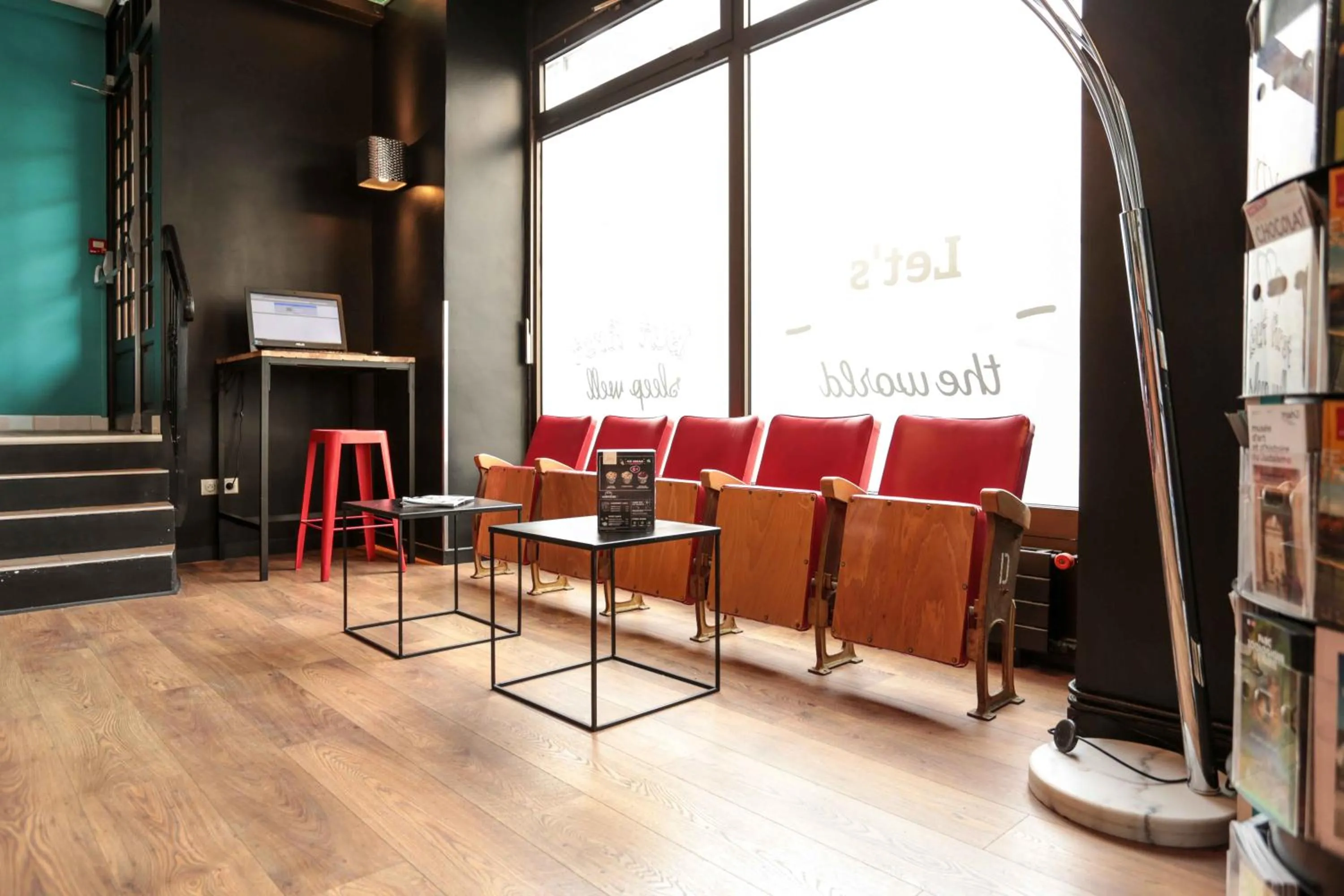 Communal lounge/ TV room in Arty Paris Porte de Versailles by River