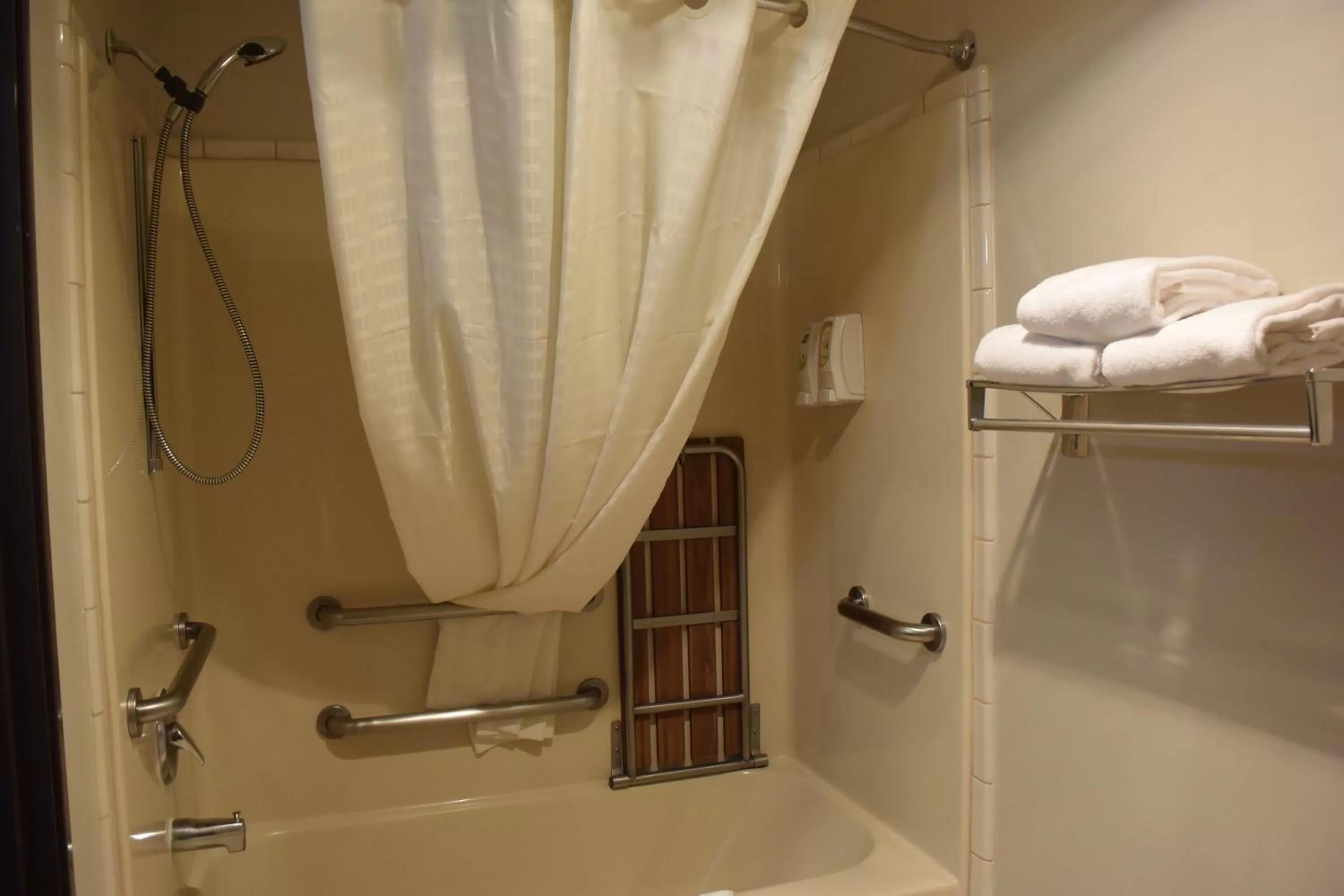 Bathroom in Best Western Newberg Inn