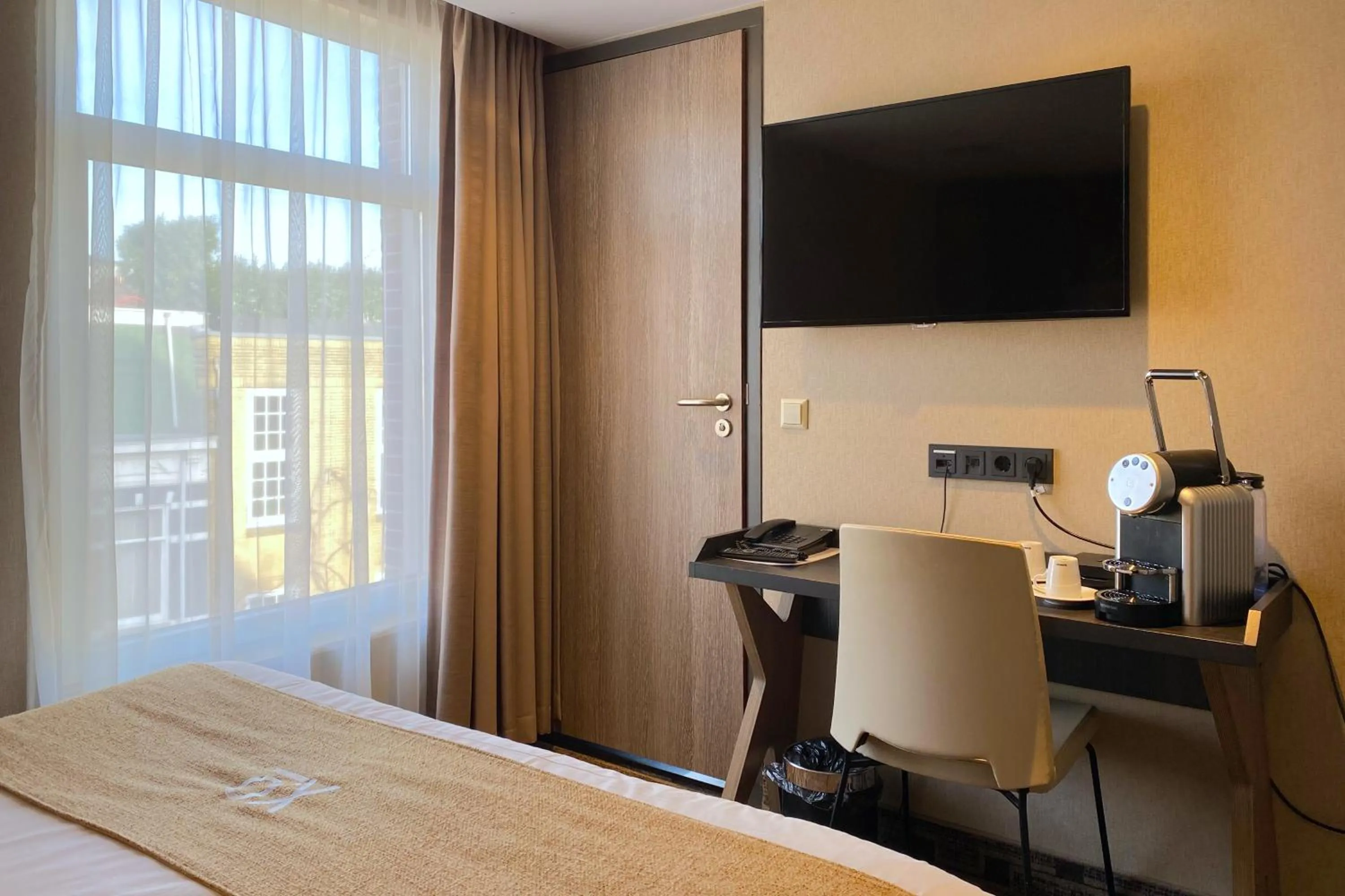 TV and multimedia, Bed in XO Hotel Inner