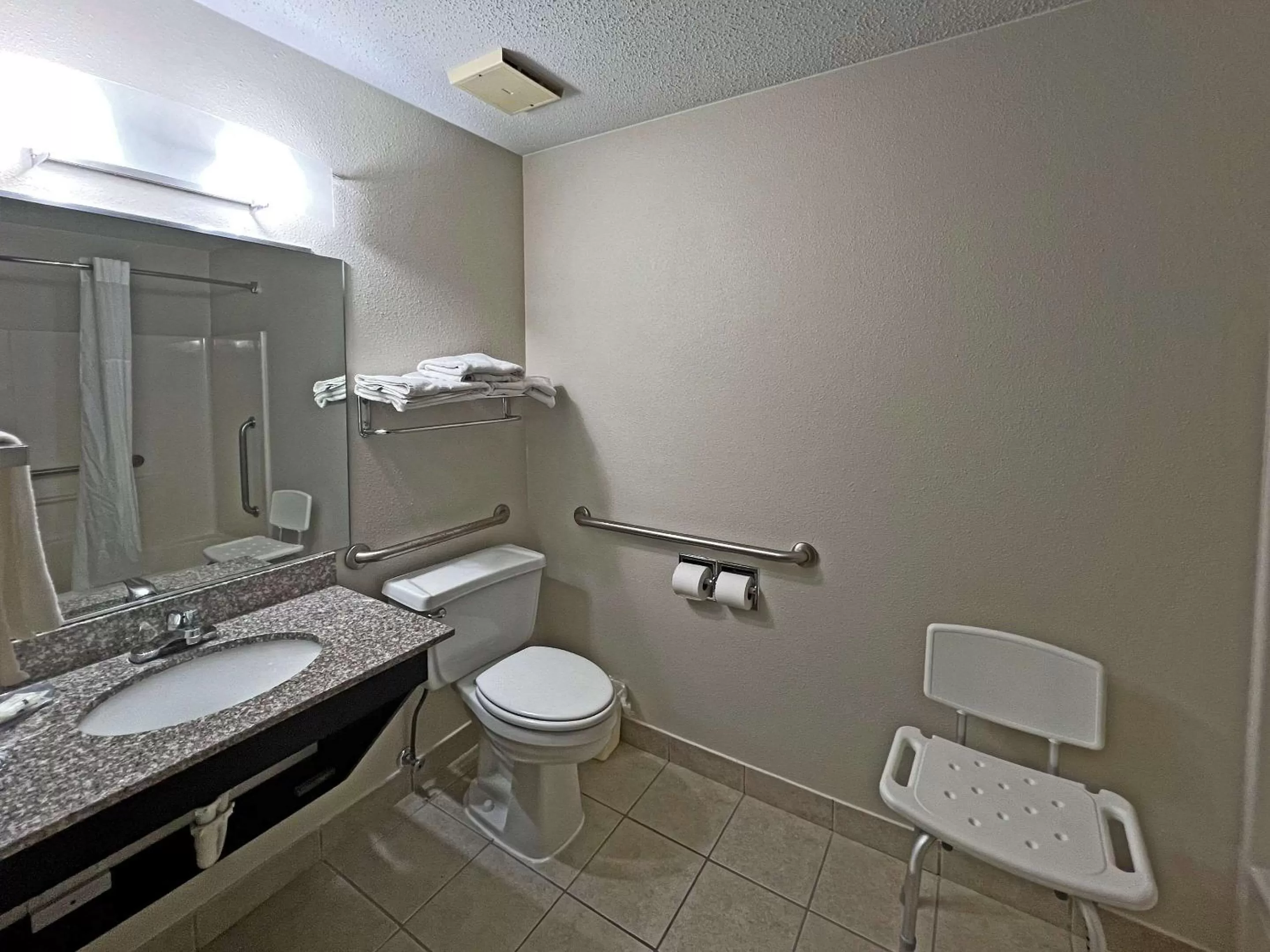 Bedroom in Quality Inn Mitchell I-90