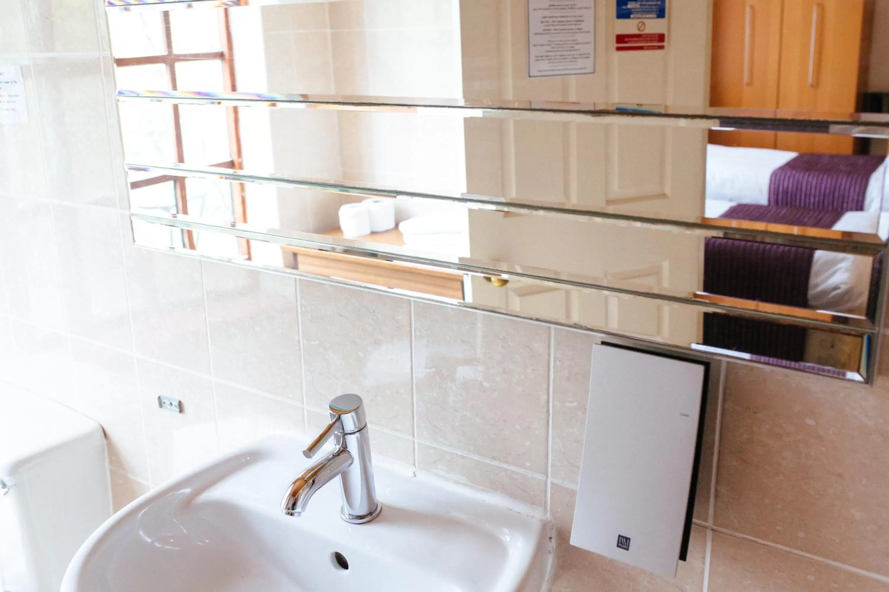 Bathroom in Pymgate Lodge Hotel Manchester Airport