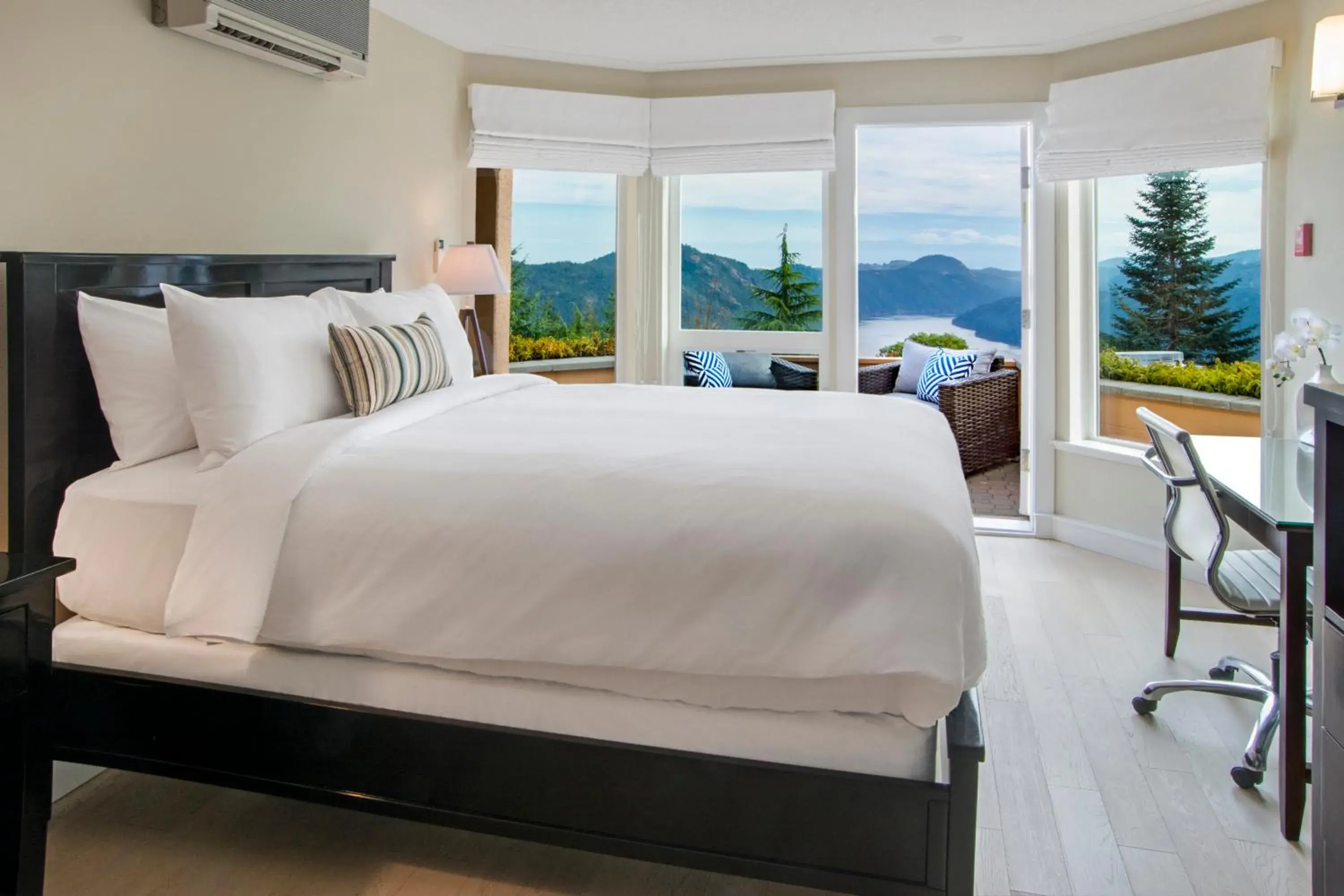 Classic Double Room with View in Villa Eyrie Resort Classic Double Room with View in Villa Eyrie Resort