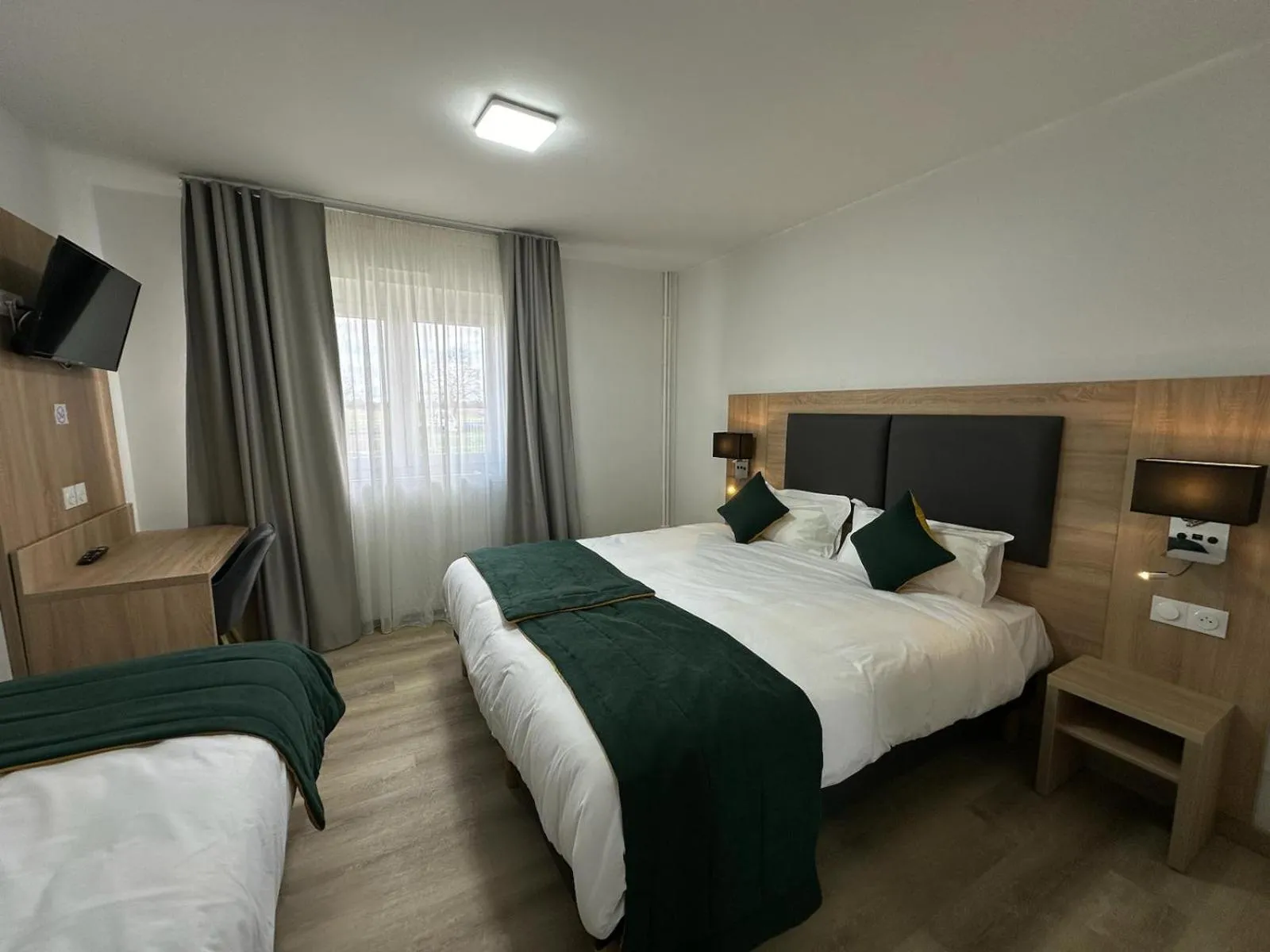 Bed in Hotel Restaurant L'Escale