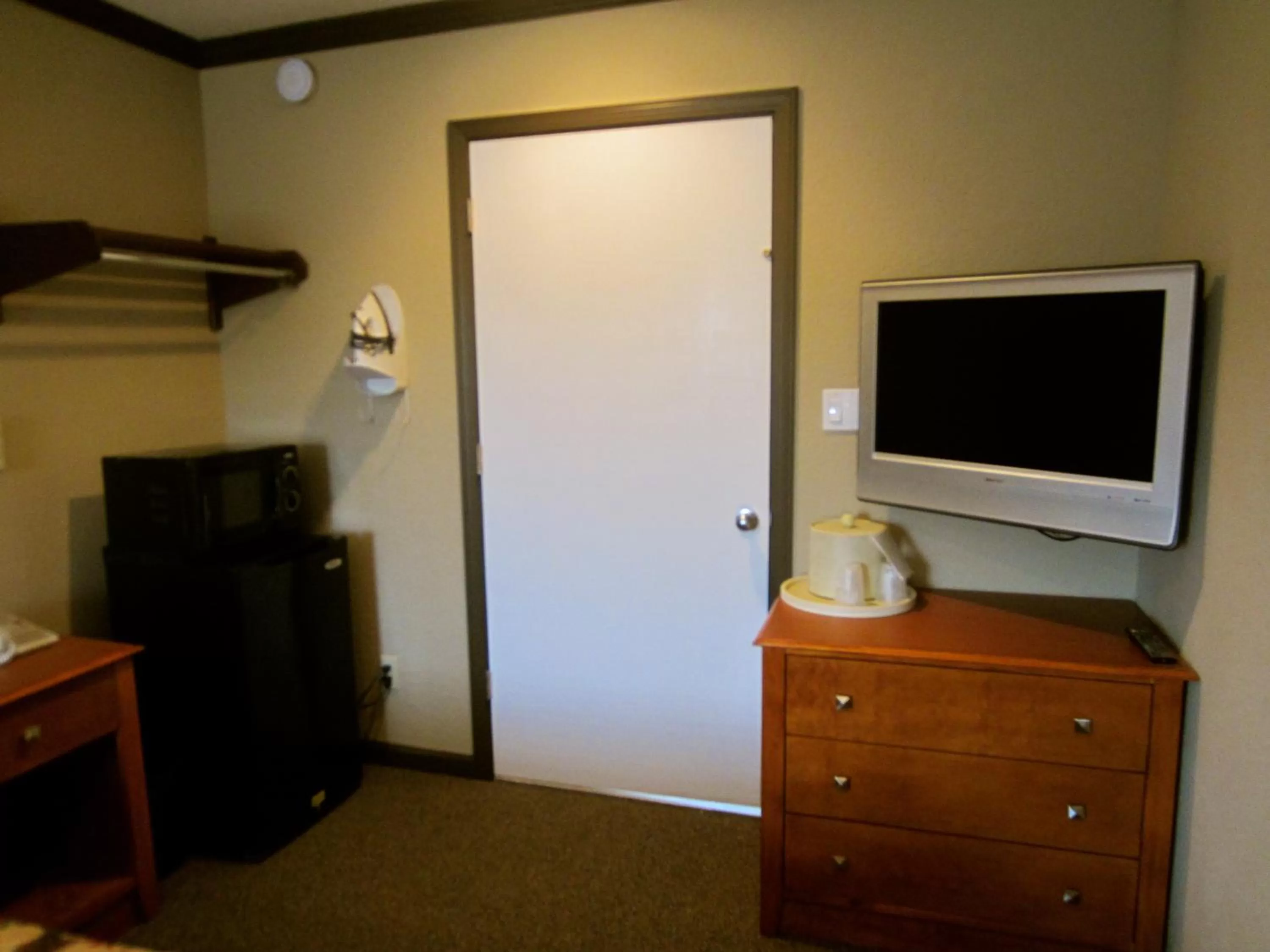 Decorative detail in Deluxe Inn Redwood City