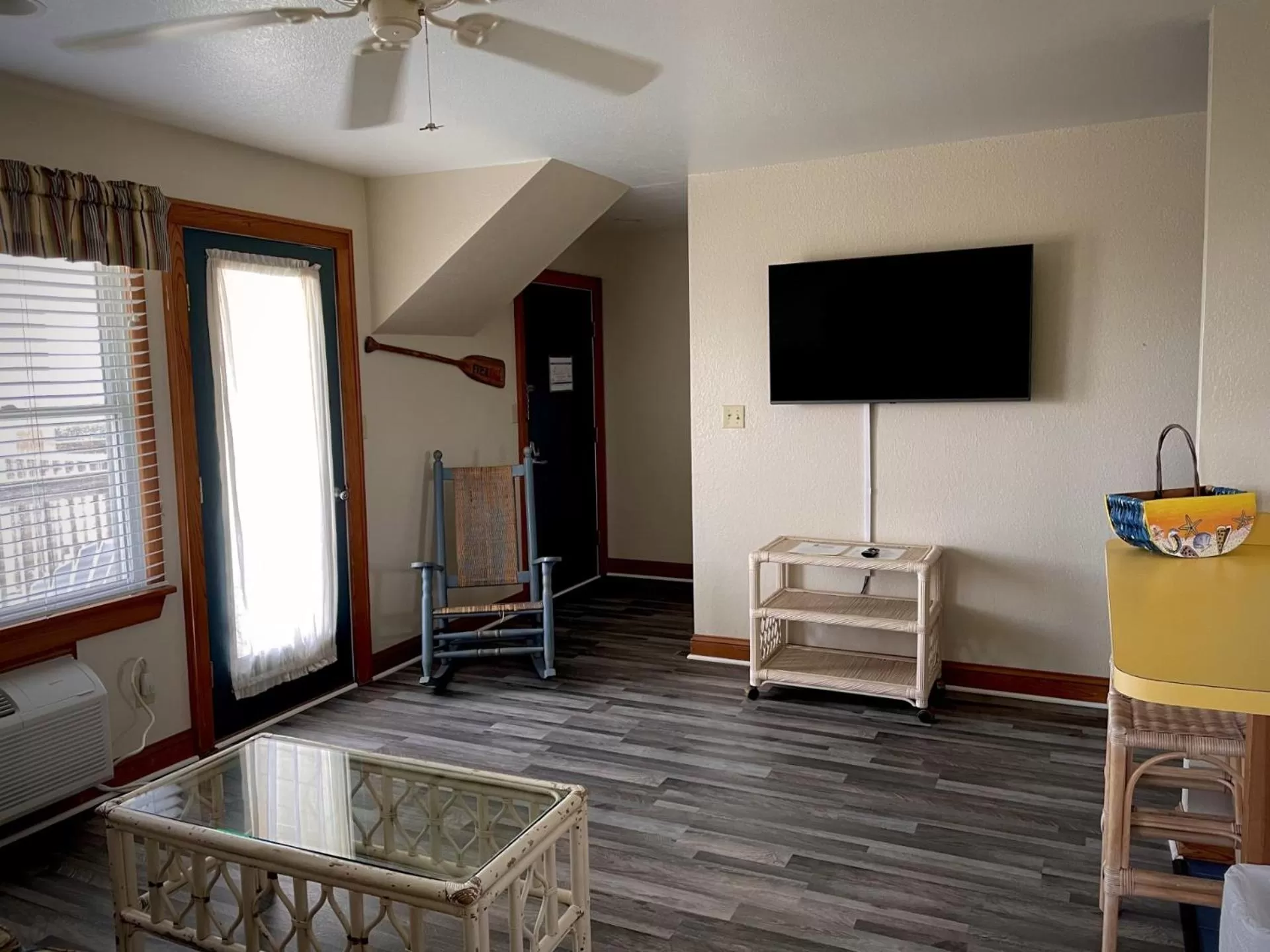 TV and multimedia in Pony Island Inn