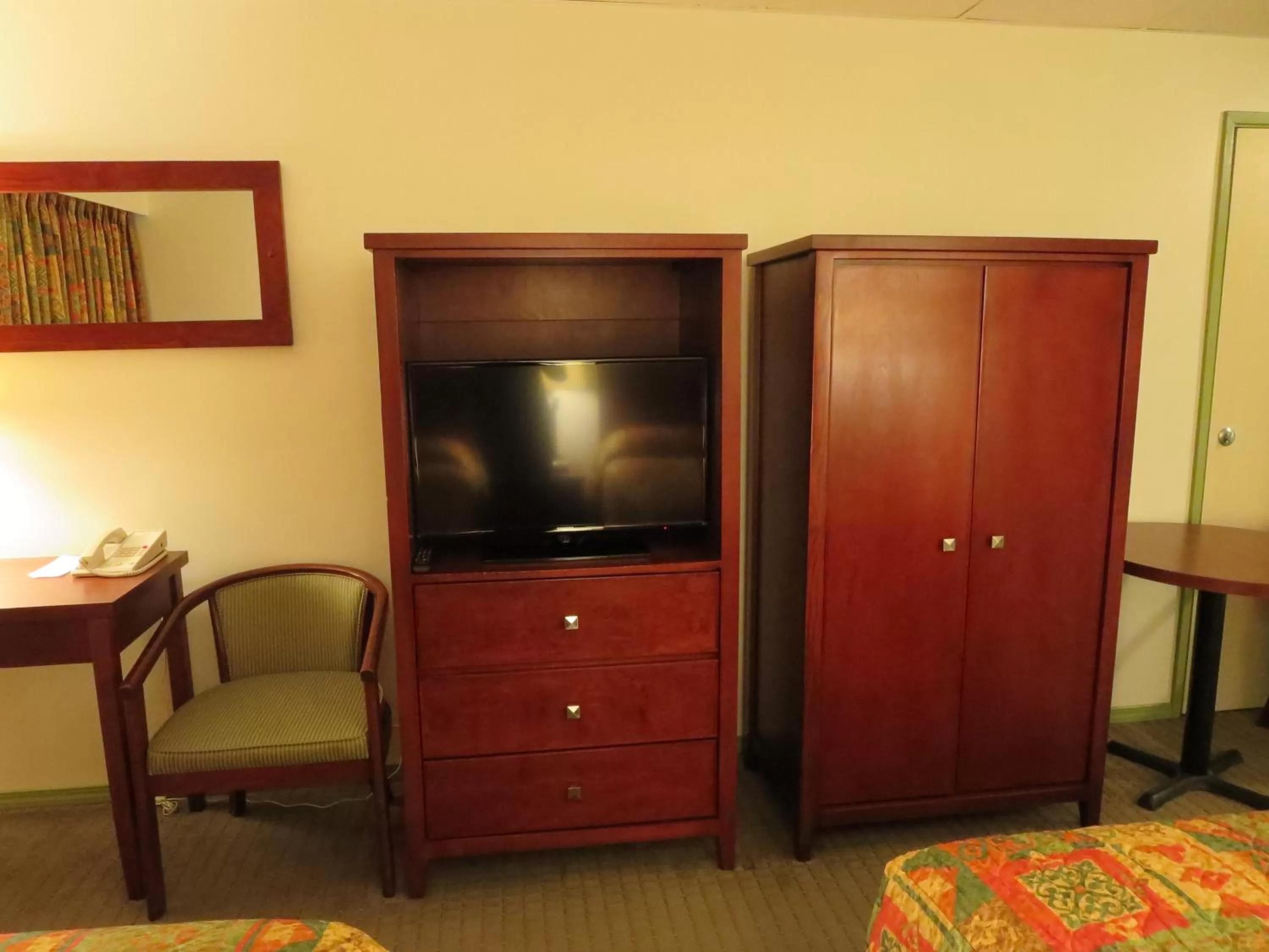 TV and multimedia in Town and Mountain Hotel