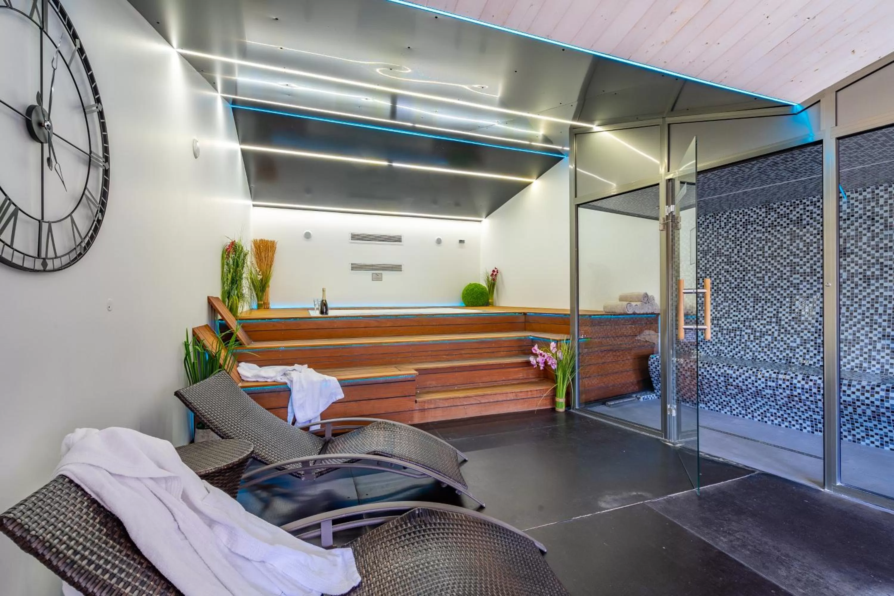 Hot Tub in Hôtel Restaurant & Spa Plaisir