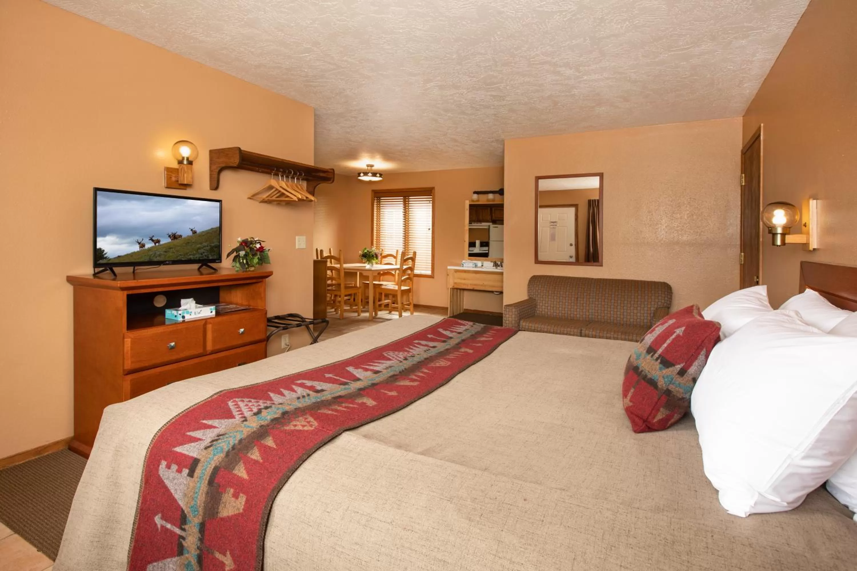 Photo of the whole room, Bed in Flat Creek Inn