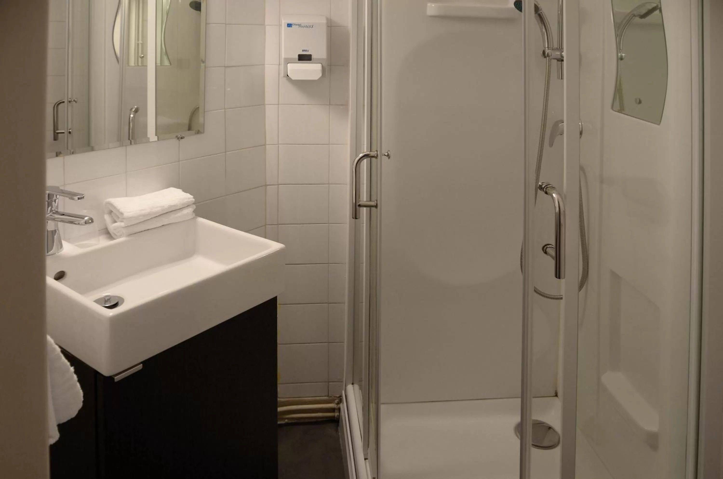 Bathroom in Hôtel des Ambassadeurs