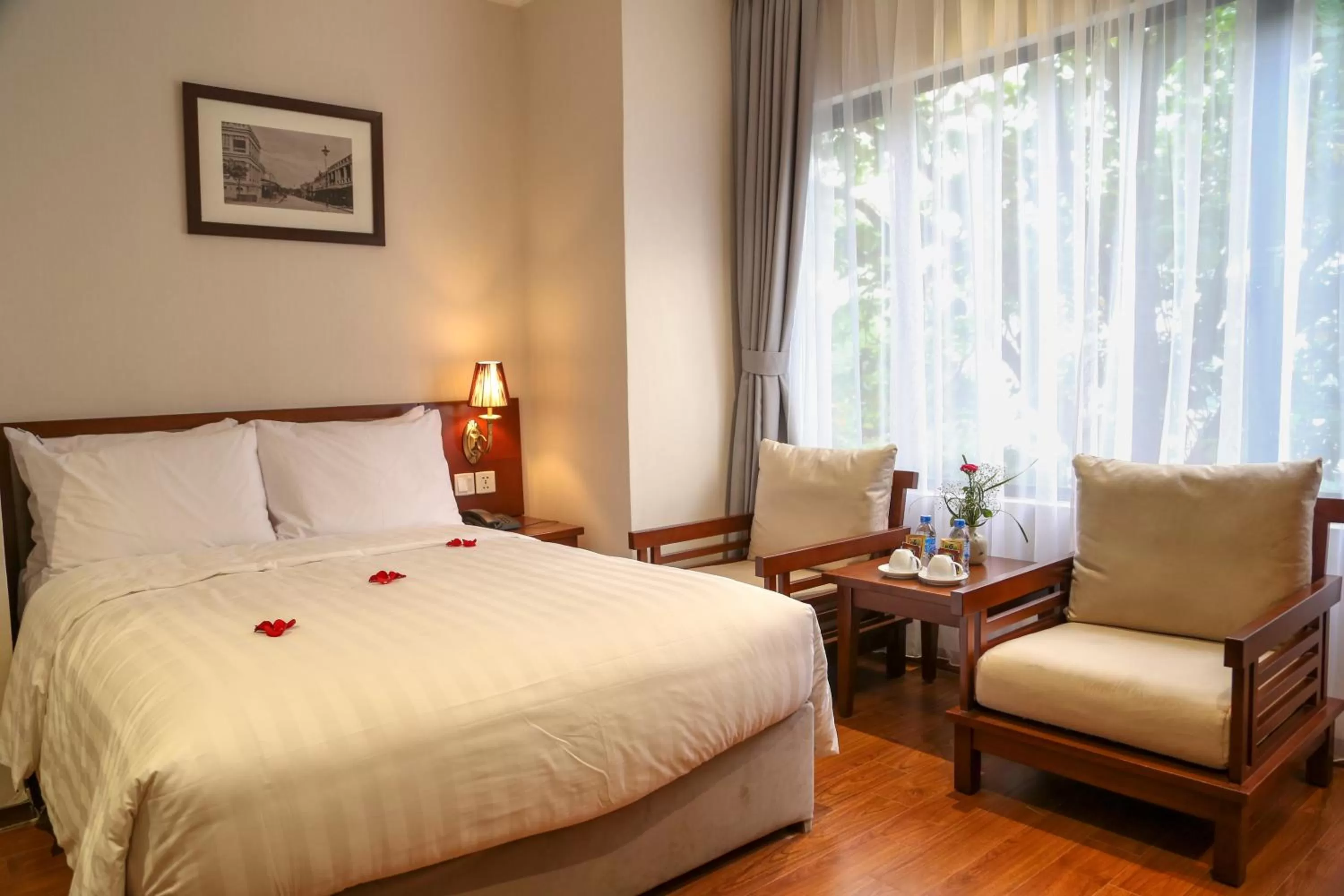 Bedroom, Bed in Mon Regency Hotel