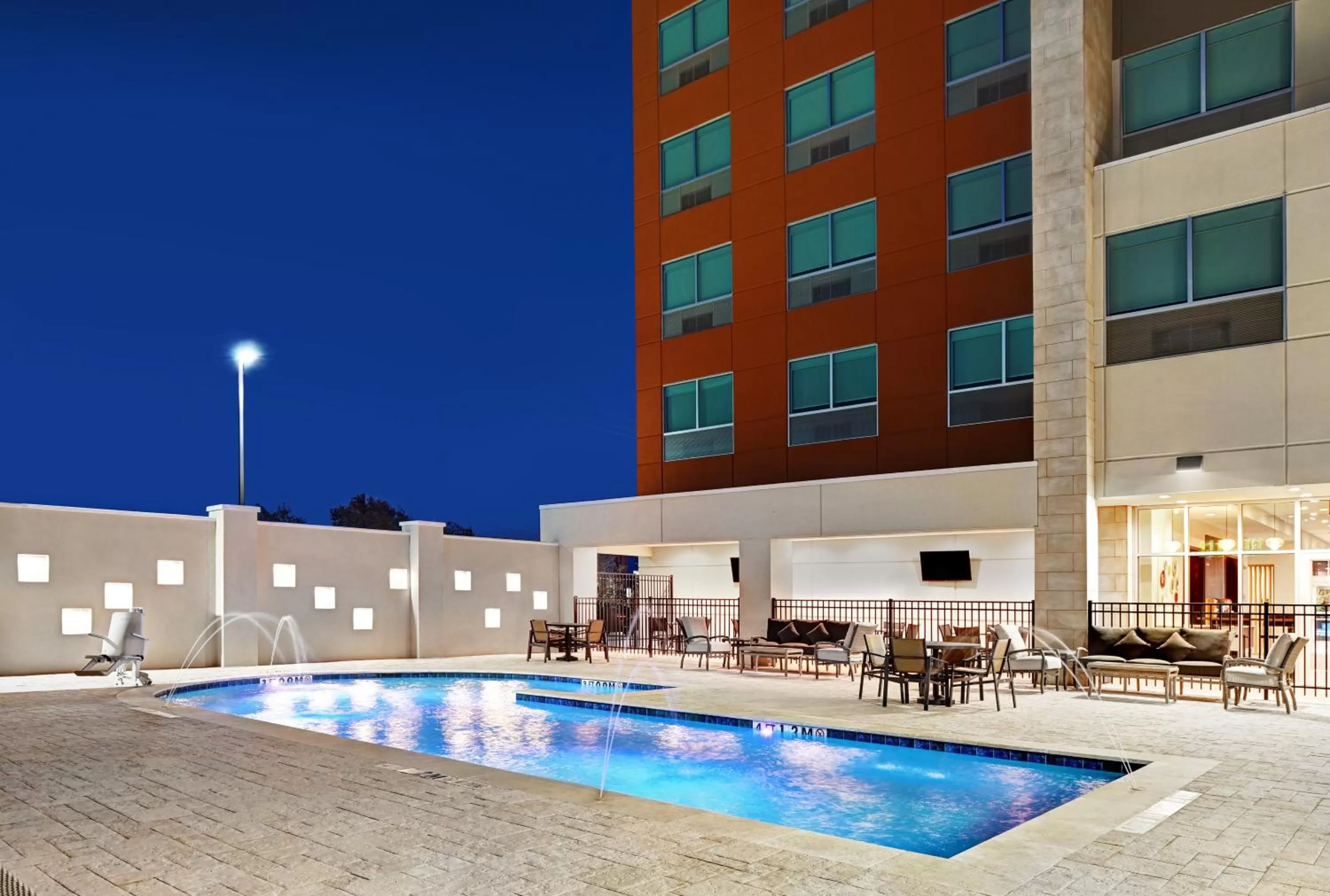 Swimming pool in Holiday Inn Express & Suites Memorial – CityCentre by IHG