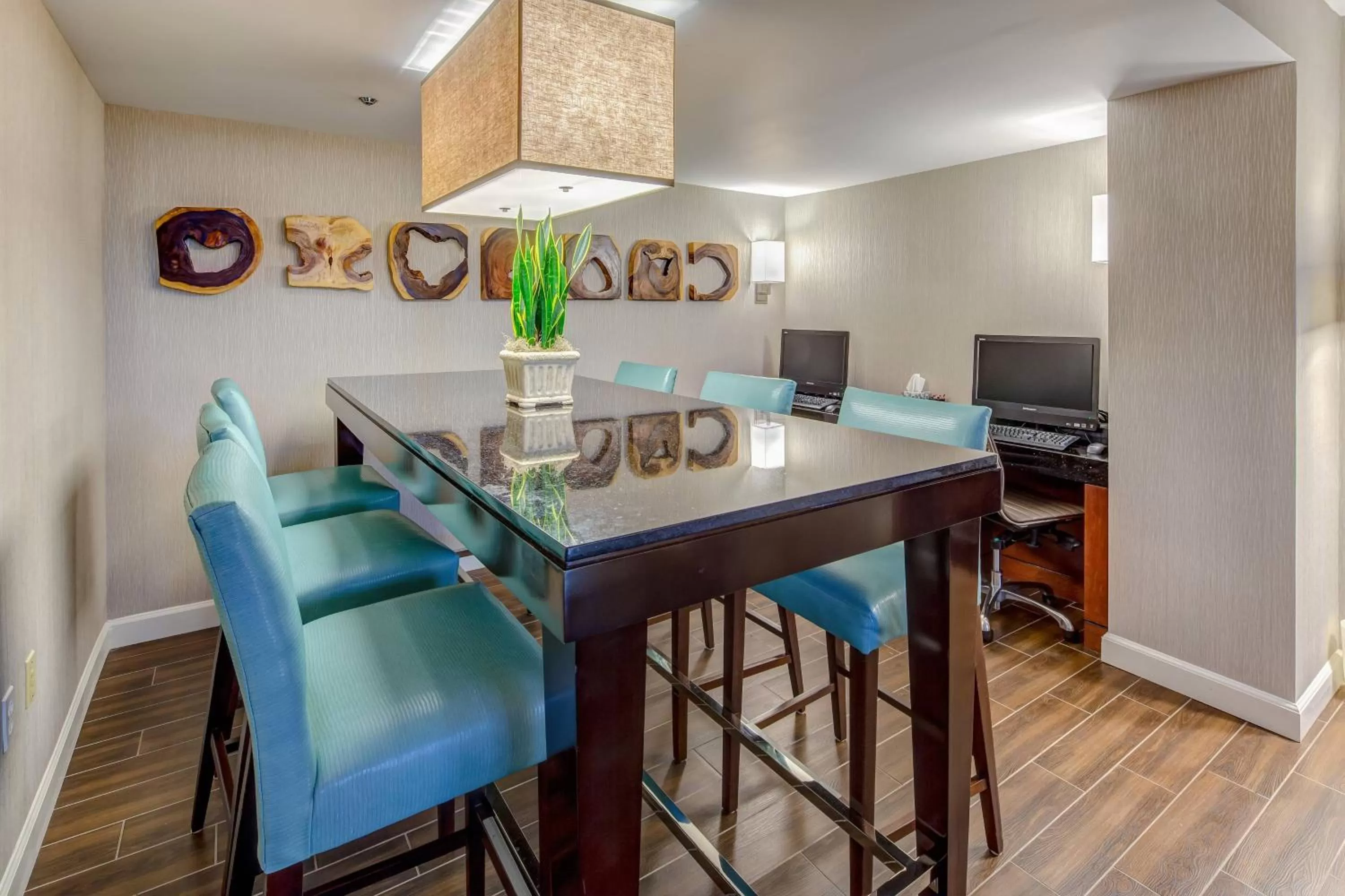 Lounge or bar in Augusta Marriott at the Convention Center