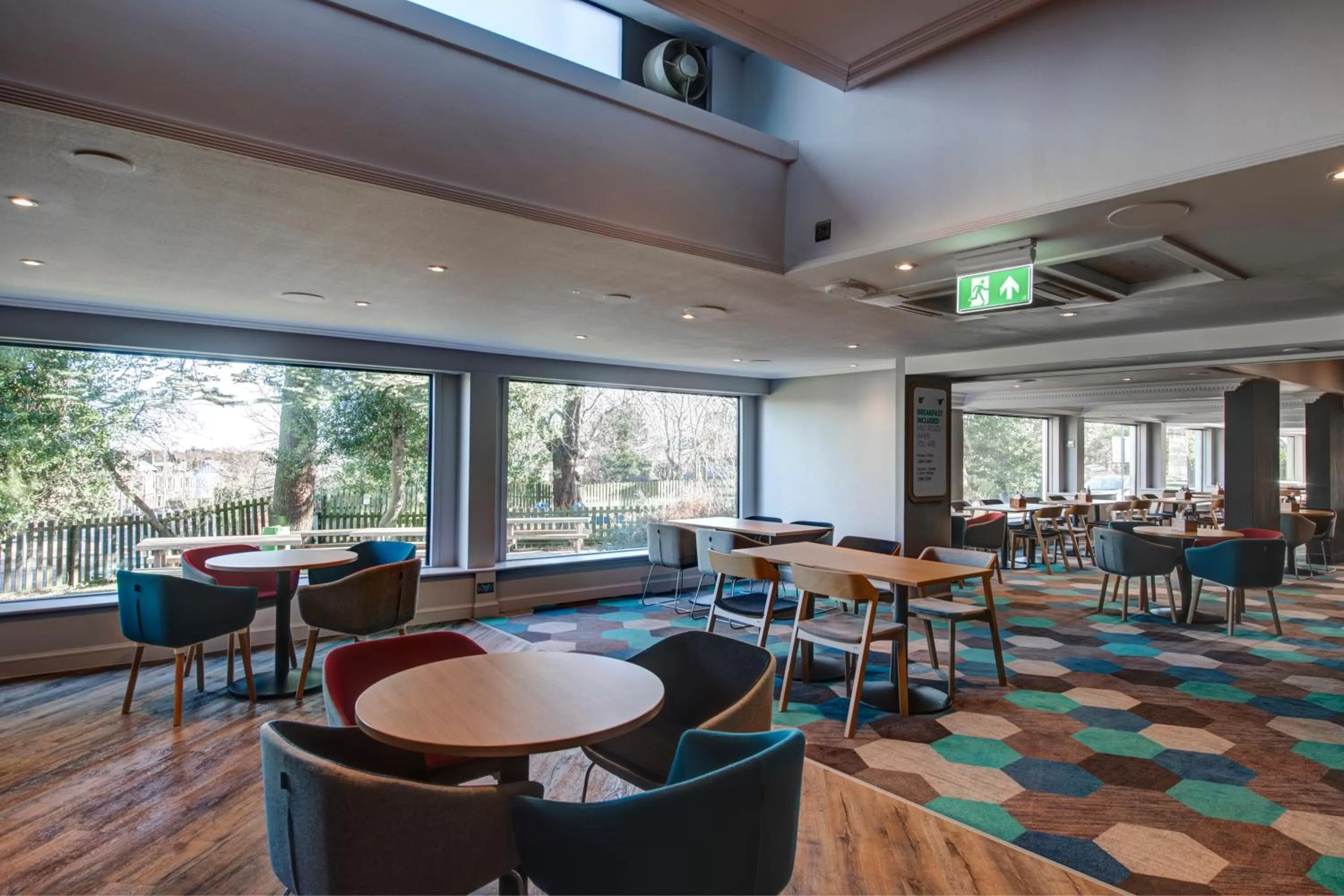 Lounge or bar in Holiday Inn Express Edinburgh City West by IHG