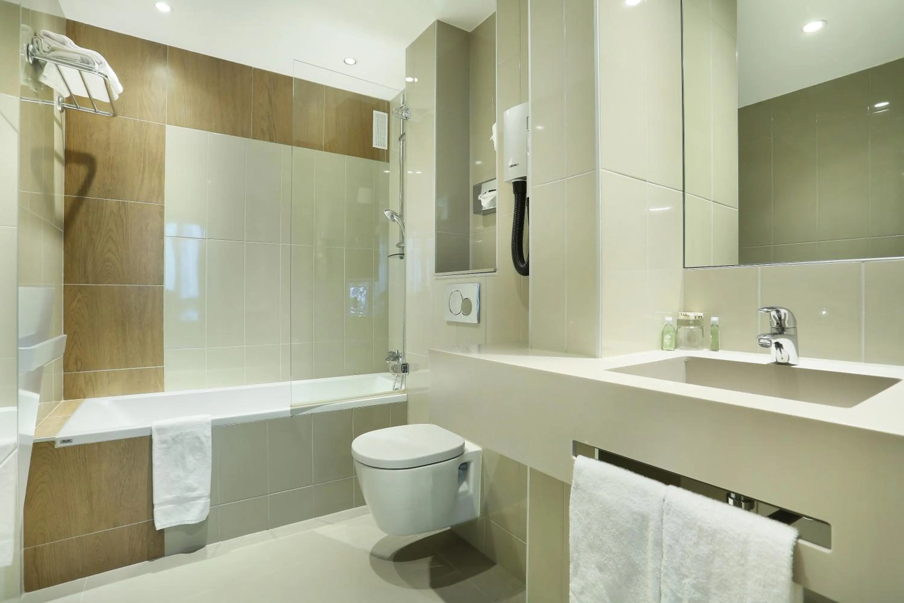 Toilet in Hotel Concortel Paris