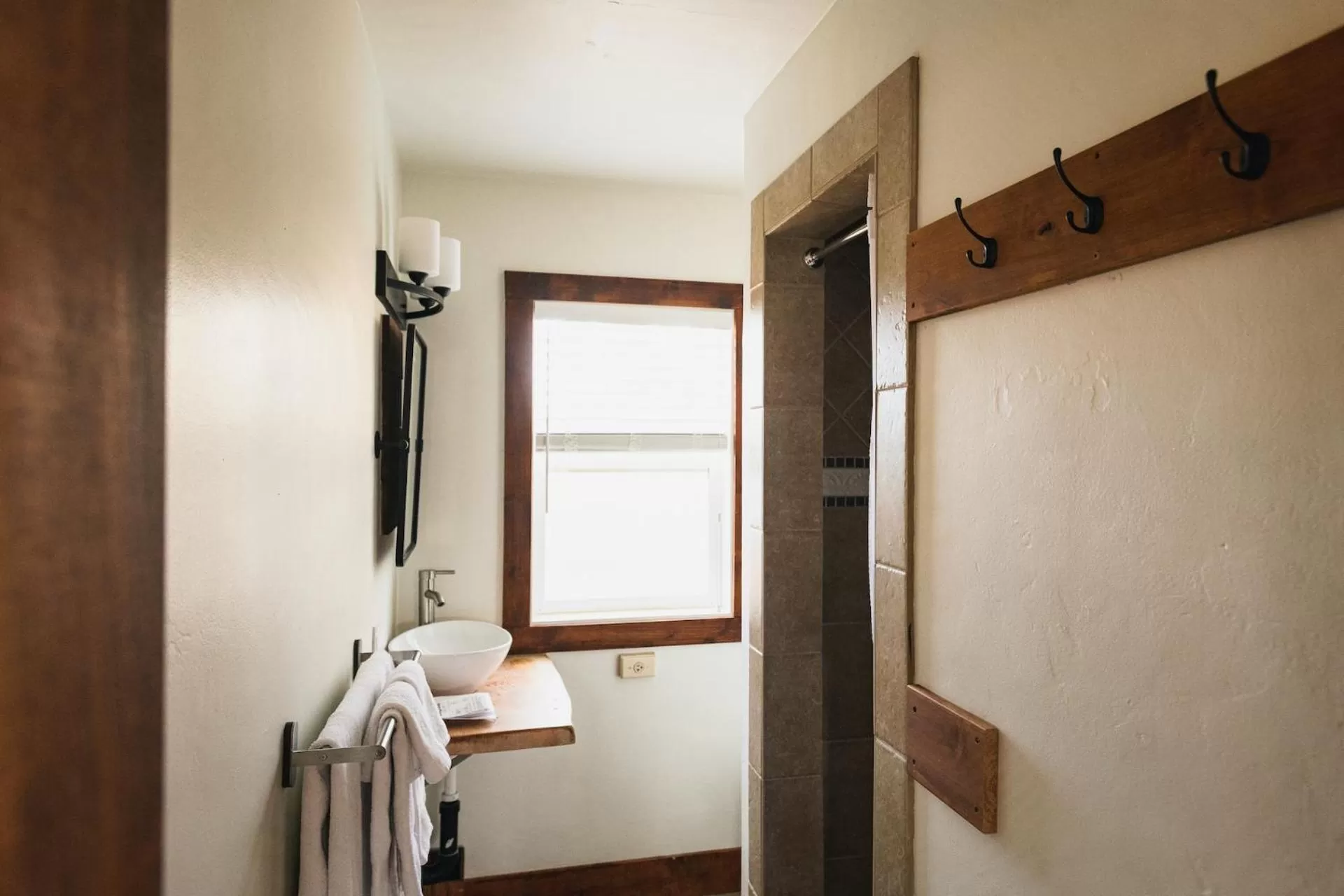 Bathroom, Bed in Left Coast Lodge - Pet Friendly