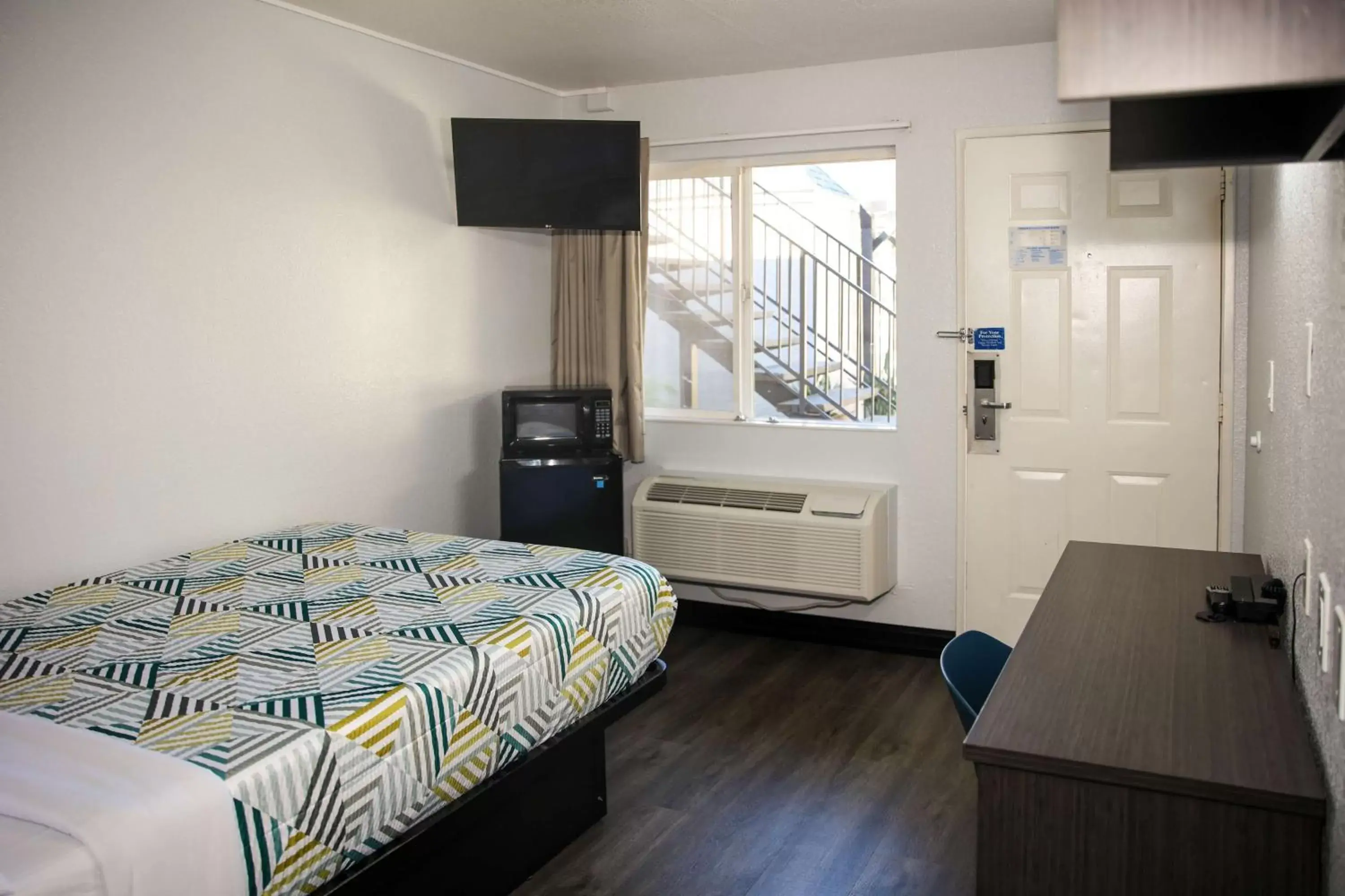 Deluxe Queen Room - Non-Smoking in Motel 6-Sacramento, CA - Old Sacramento North Deluxe Queen Room - Non-Smoking in Motel 6-Sacramento, CA - Old Sacramento North