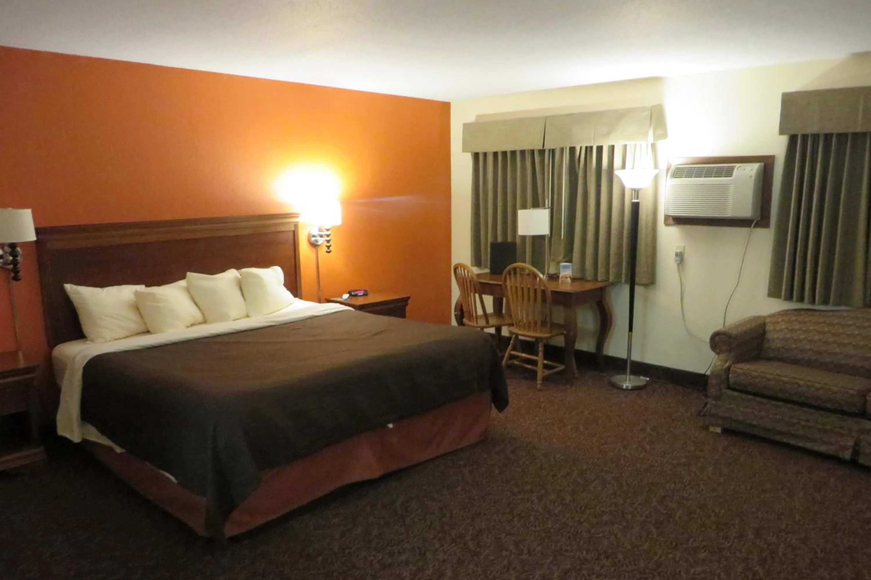 Photo of the whole room, Bed in AmericInn by Wyndham Forest Lake