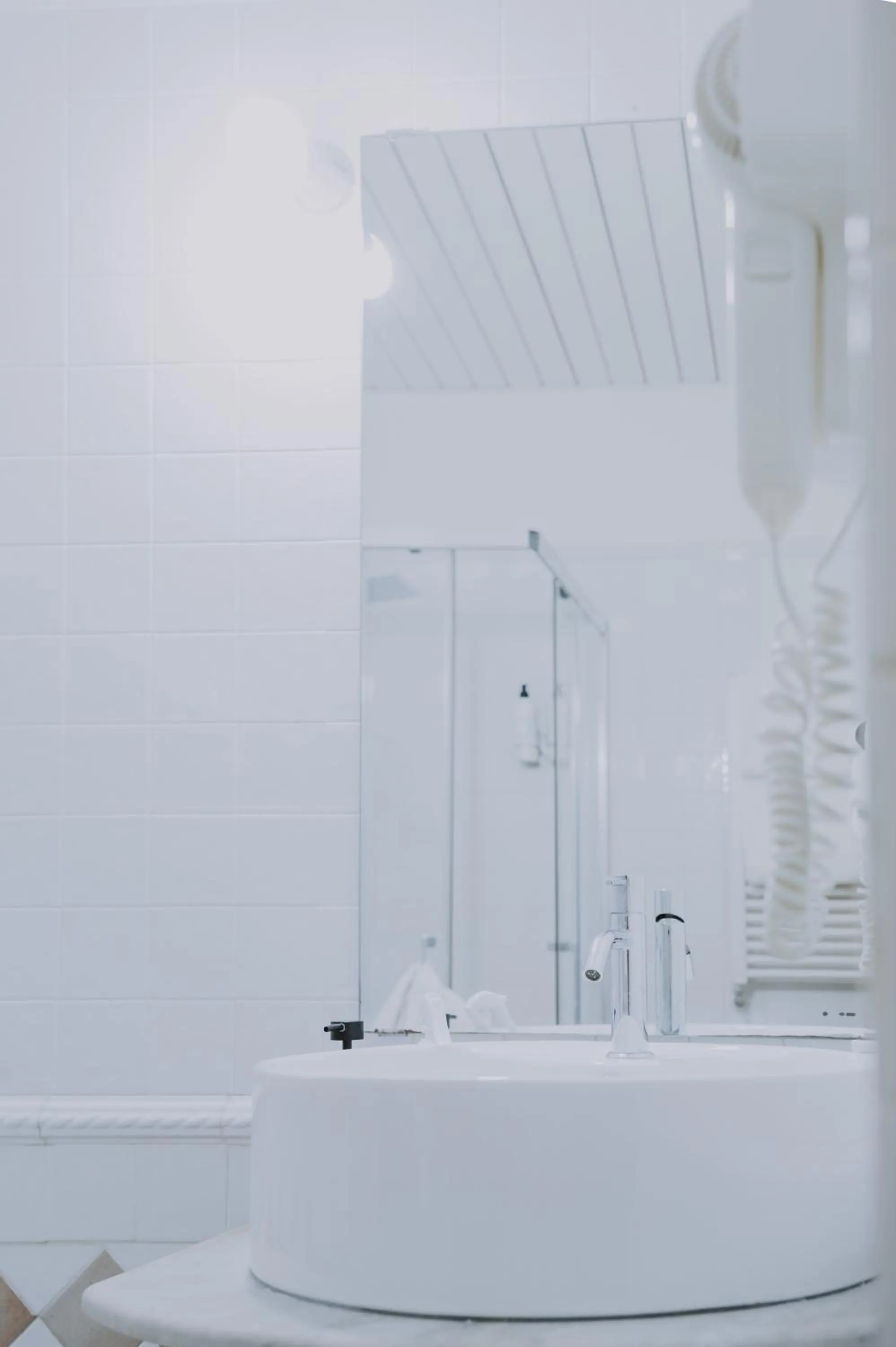 Shower in Albergo Delle Regioni, Barberini - Fontana di Trevi
