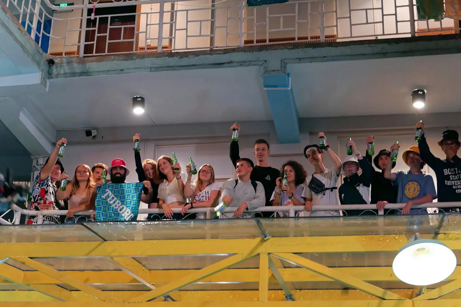 People in The Cloudland International Youth Hostel Close to the city center,15 min walks to the subway, Close to the night market, old street, green lake, English-speaking service, free Activity convenient payment and visa cards are accepted