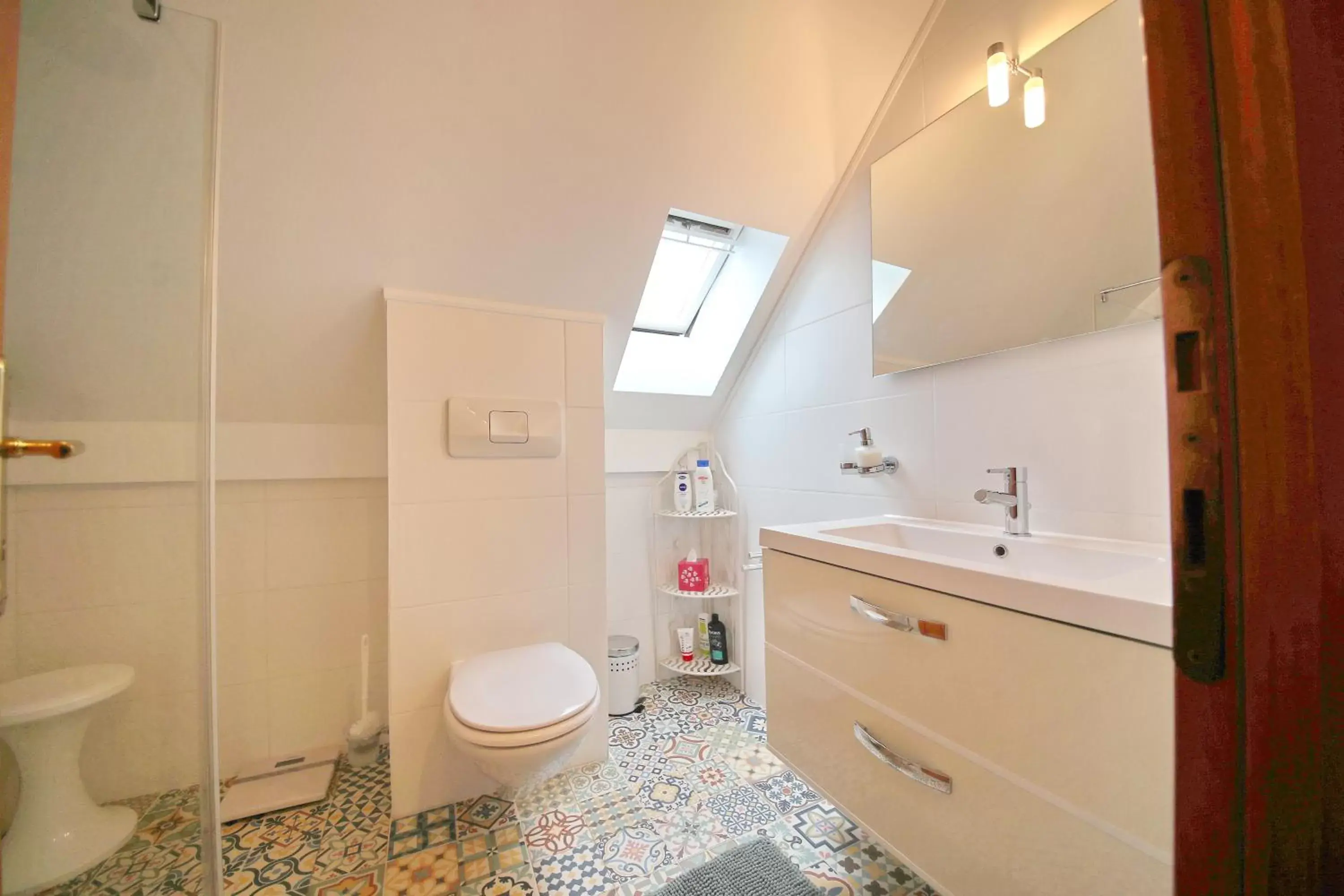 Corseaux Beach | Standard Double or Twin Room with Partial Lake View in B&B Corseaux Beach & Riviera Beach Corseaux Beach | Standard Double or Twin Room with Partial Lake View in B&B Corseaux Beach & Riviera Beach