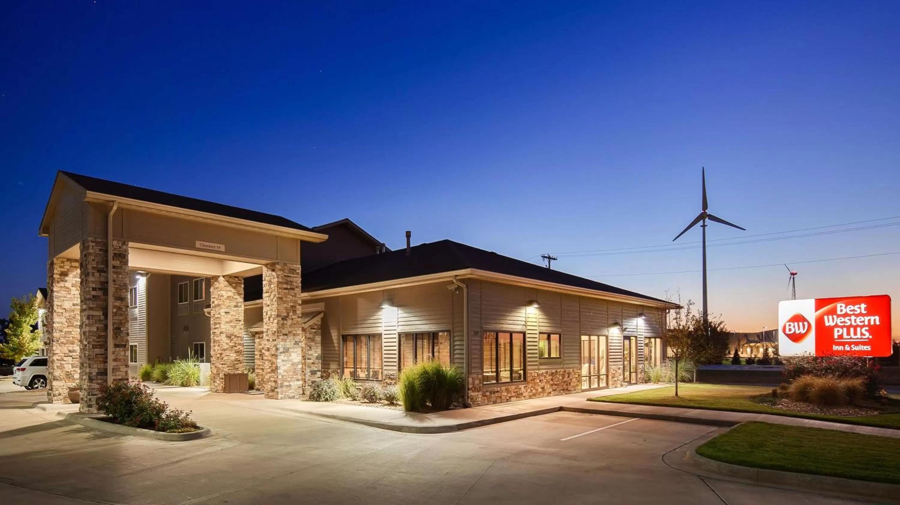 Property building in Best Western Plus Night Watchman Inn & Suites