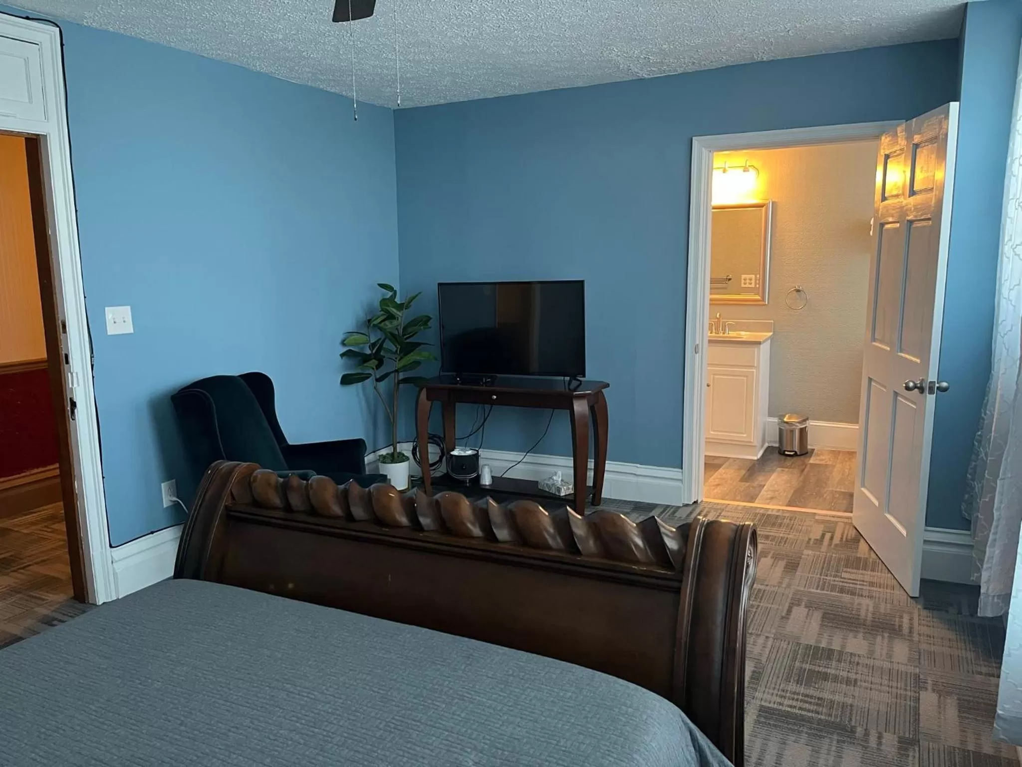 Bedroom, TV/Entertainment Center in Hotel Gunter