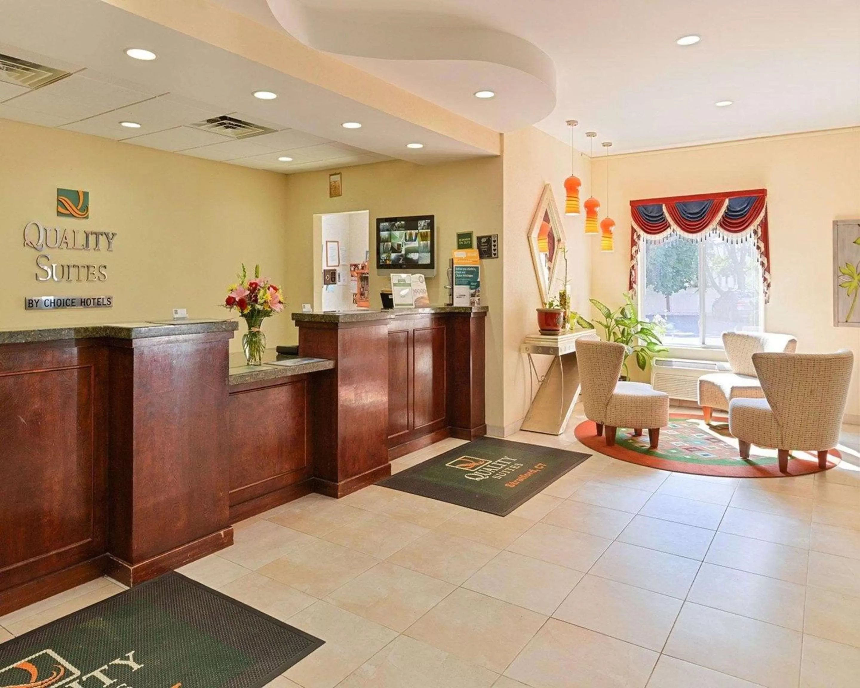 Lobby or reception in Quality Suites Stratford