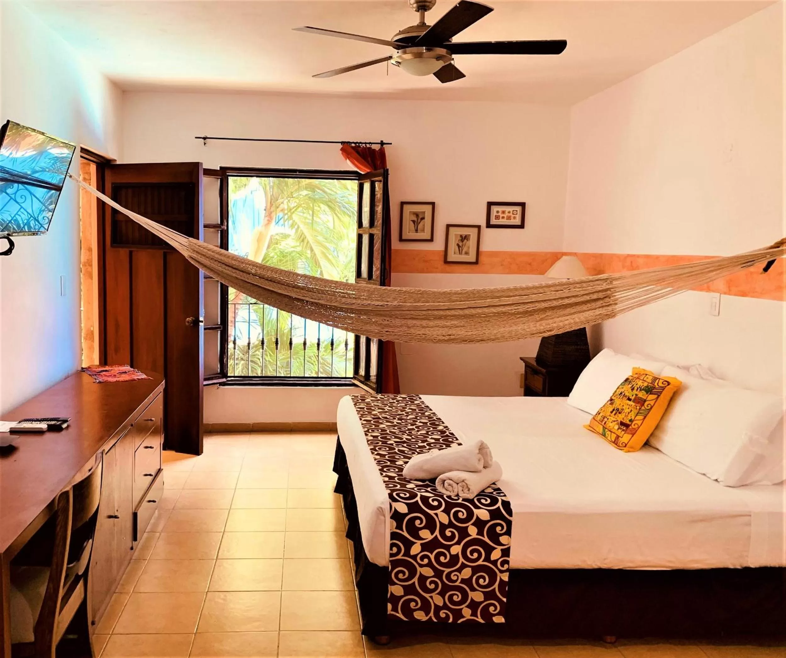 Coffee/tea facilities, Bed in Hotel Casa de las Flores