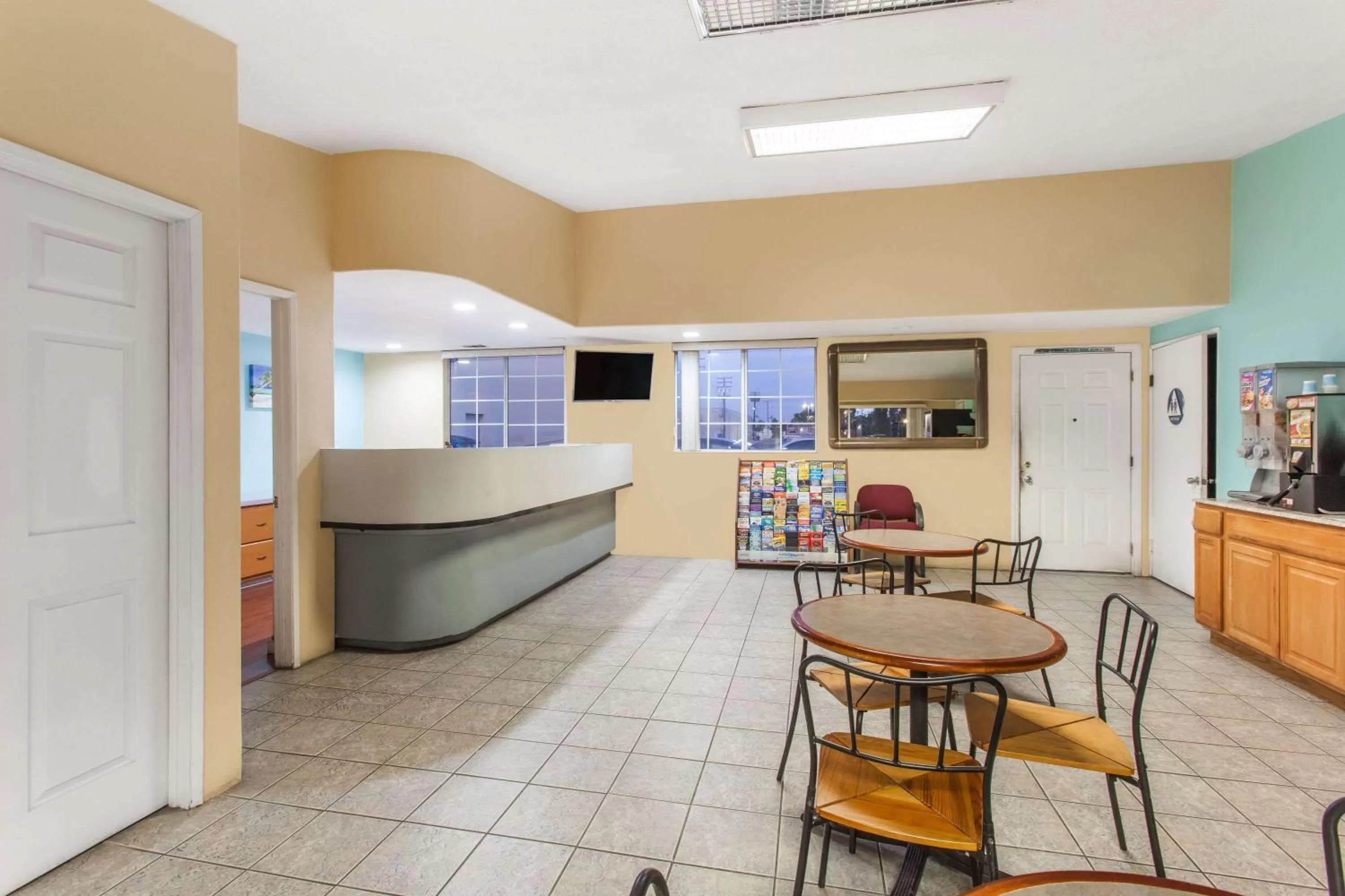 Lobby or reception in Travelodge by Wyndham San Diego SeaWorld