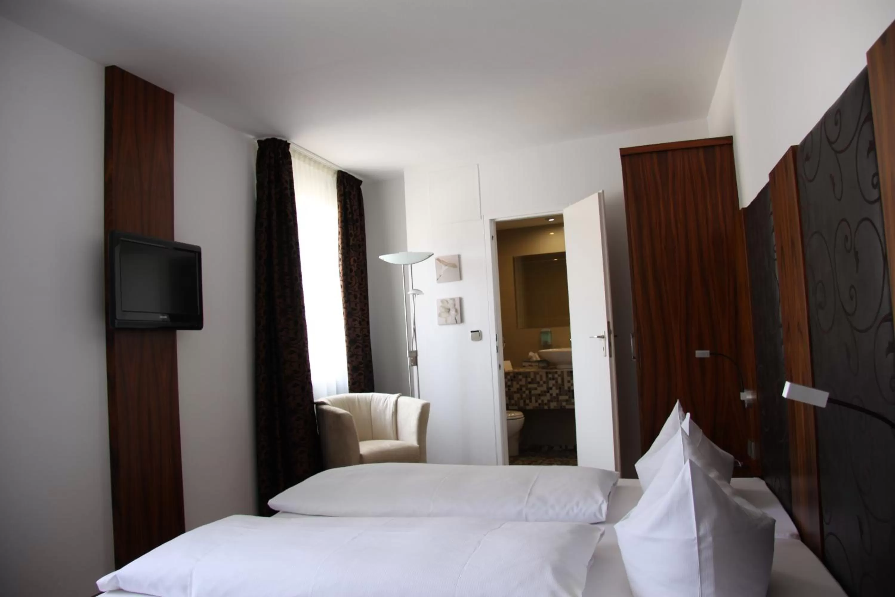 Photo of the whole room, Bed in Hotel zur Pfalz