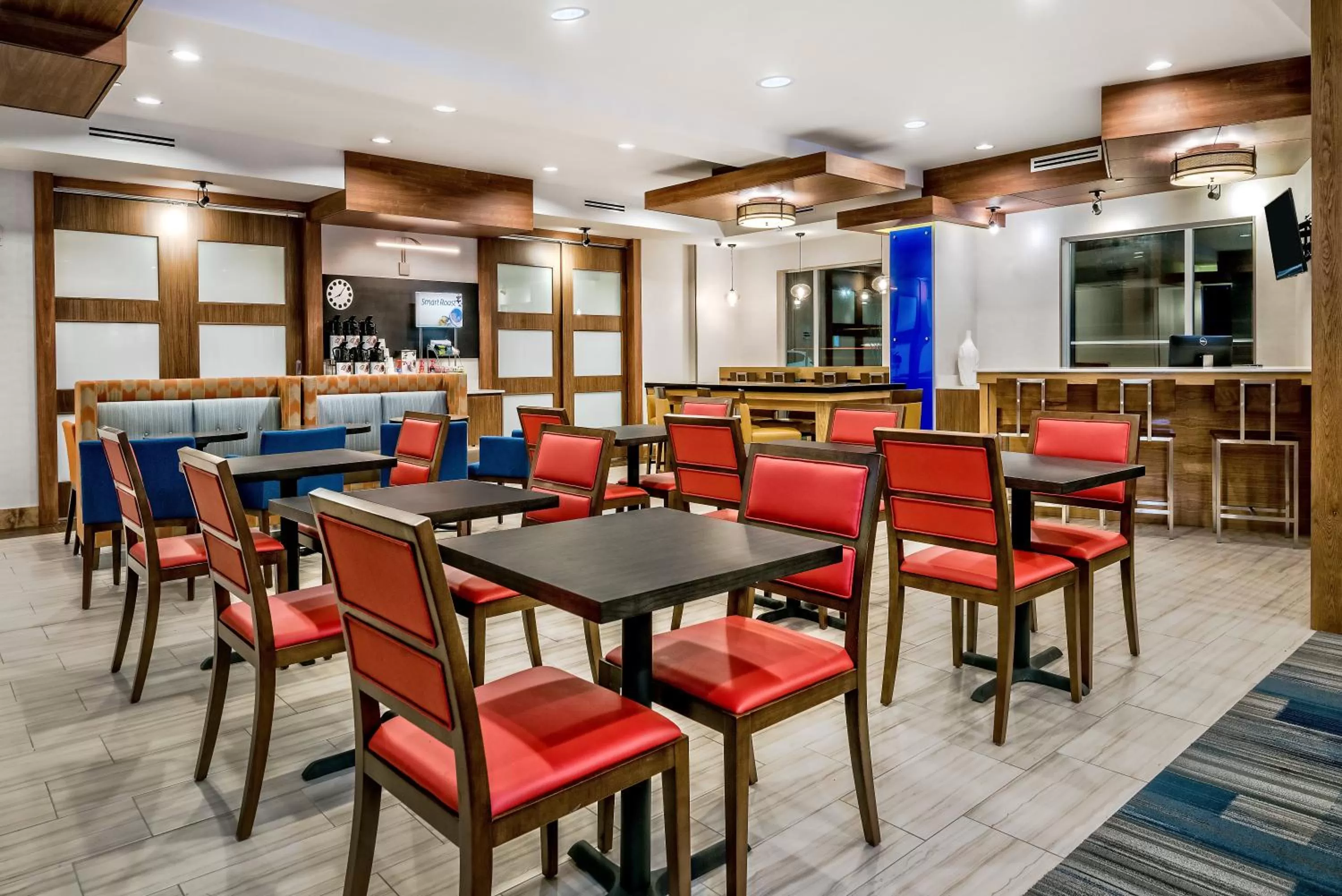 Breakfast in Holiday Inn Express & Suites Austin - Round Rock Area by IHG