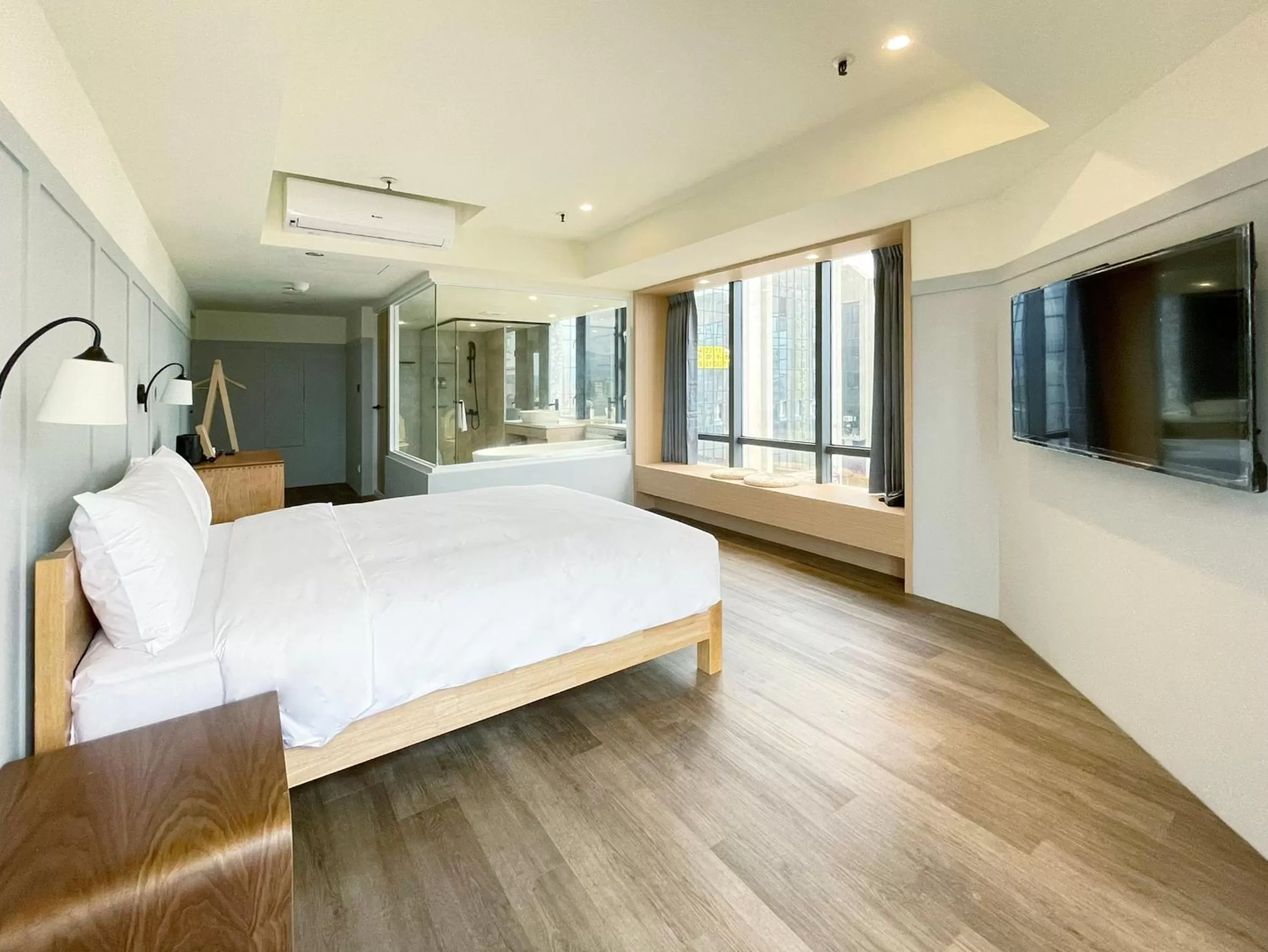 Property building, Bed in Green Hotel - Midori