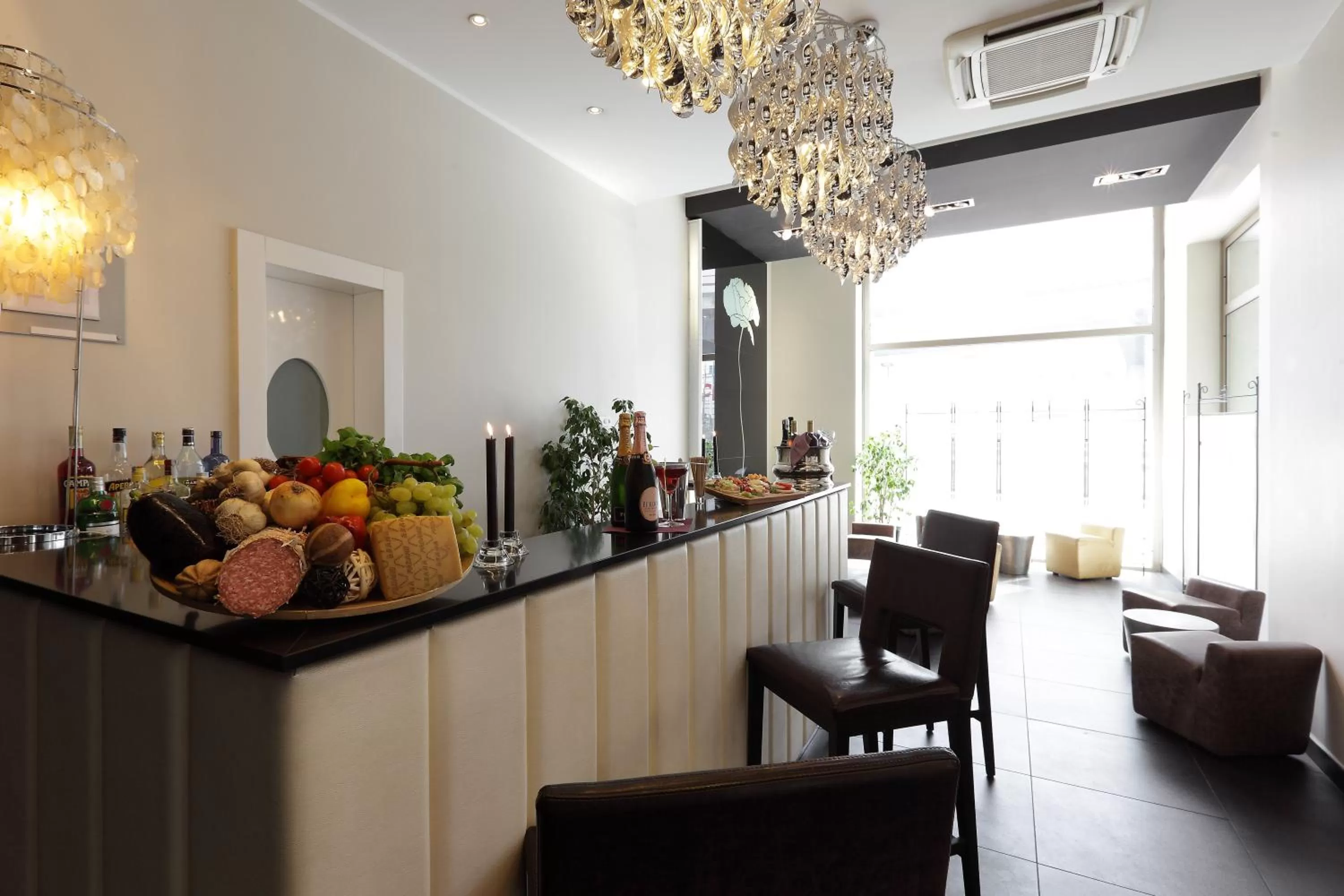 Lounge or bar in Holiday Inn Genoa City by IHG