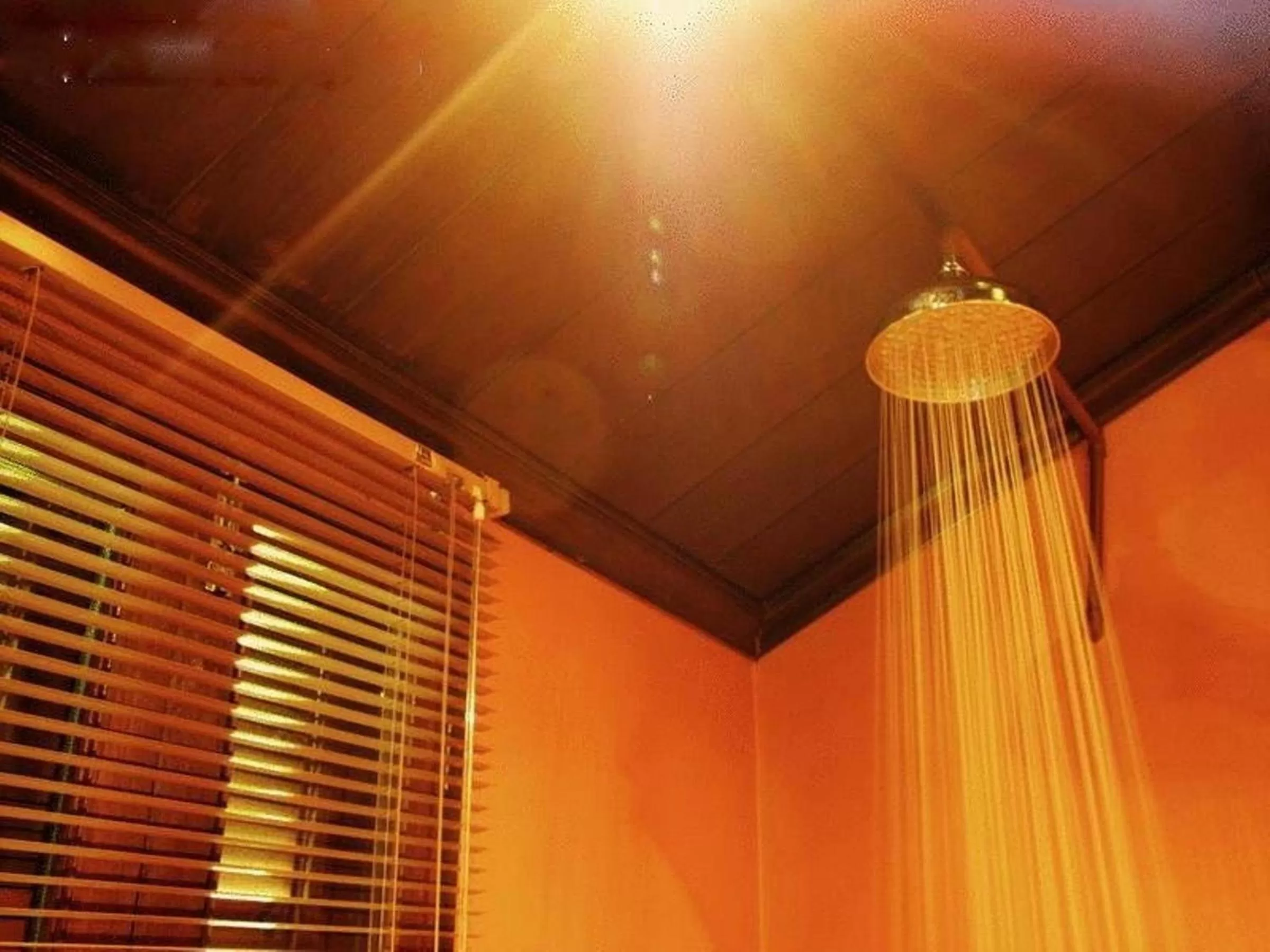 Bathroom in Tri Yaan Na Ros Colonial House