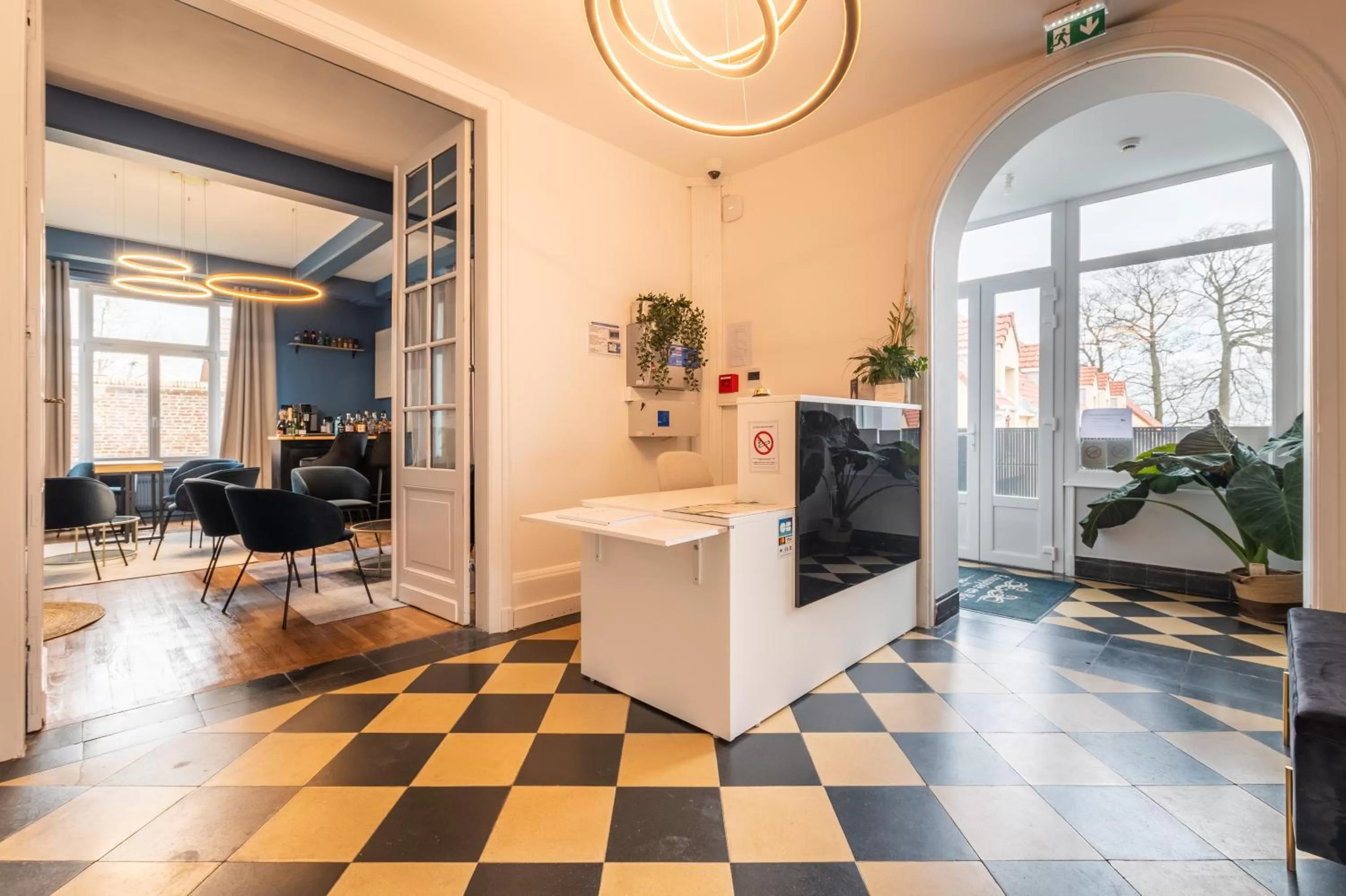 Lobby or reception in Hôtel Échappée en Baie - Parking privé gratuit dont forfaits bornes électriques réservable