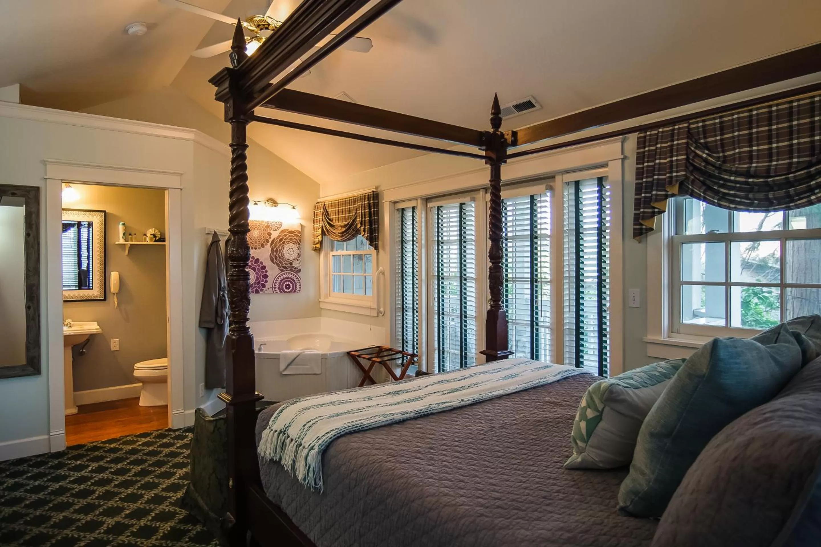 Bed in The Campbell House Inn