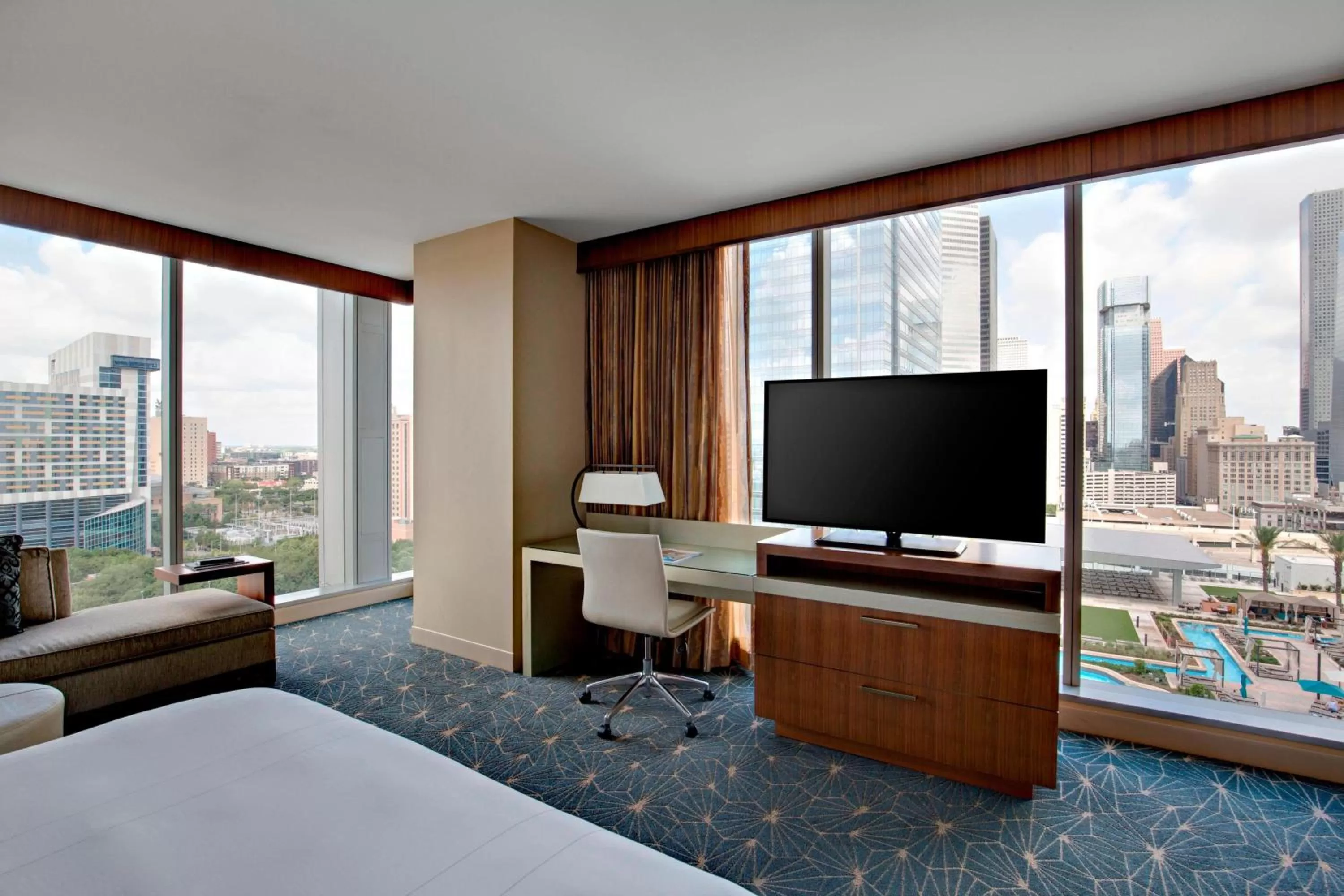 Photo of the whole room, Bed in Marriott Marquis Houston