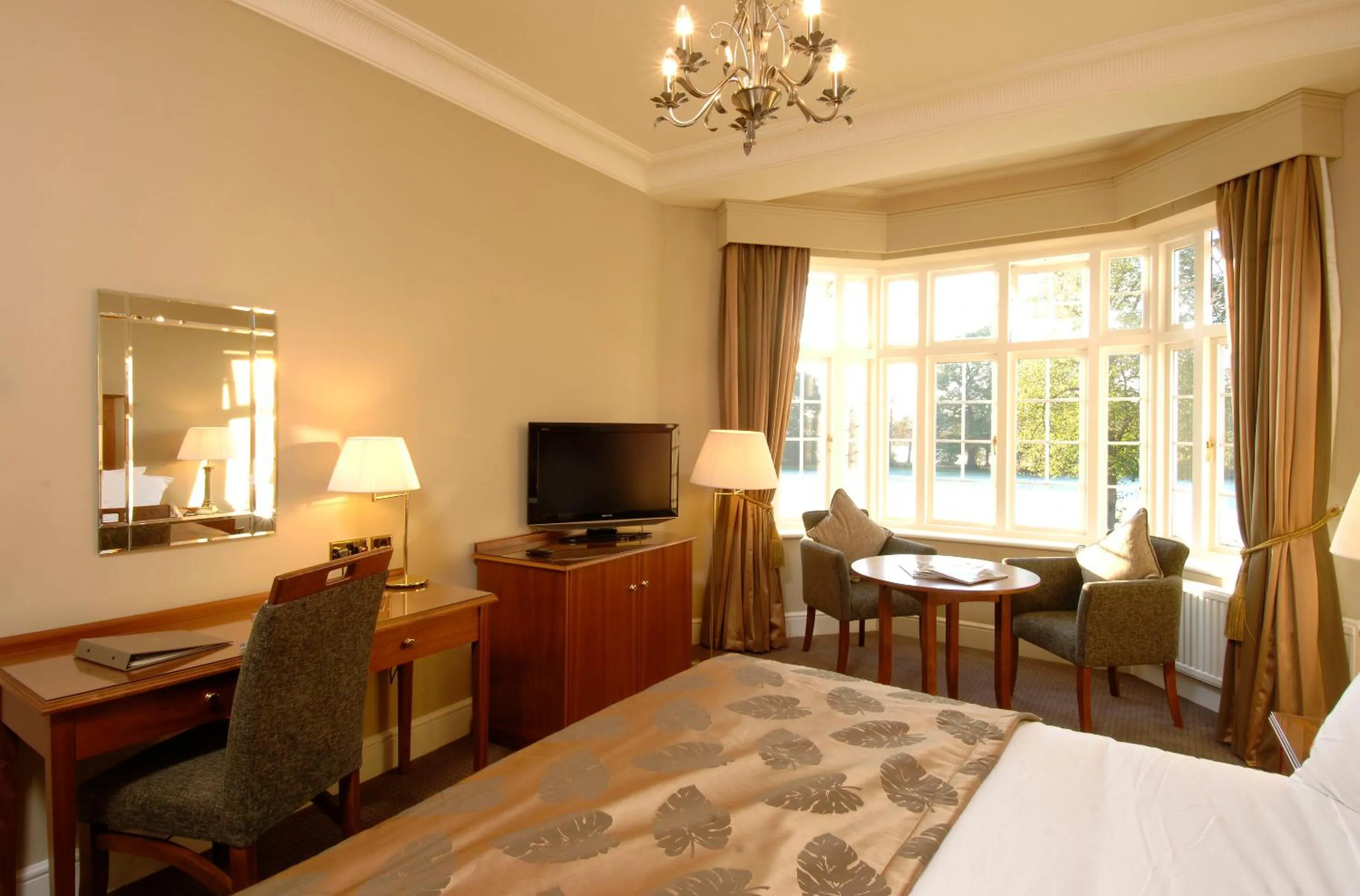 Photo of the whole room, Bed in Grovefield House Hotel By Uno