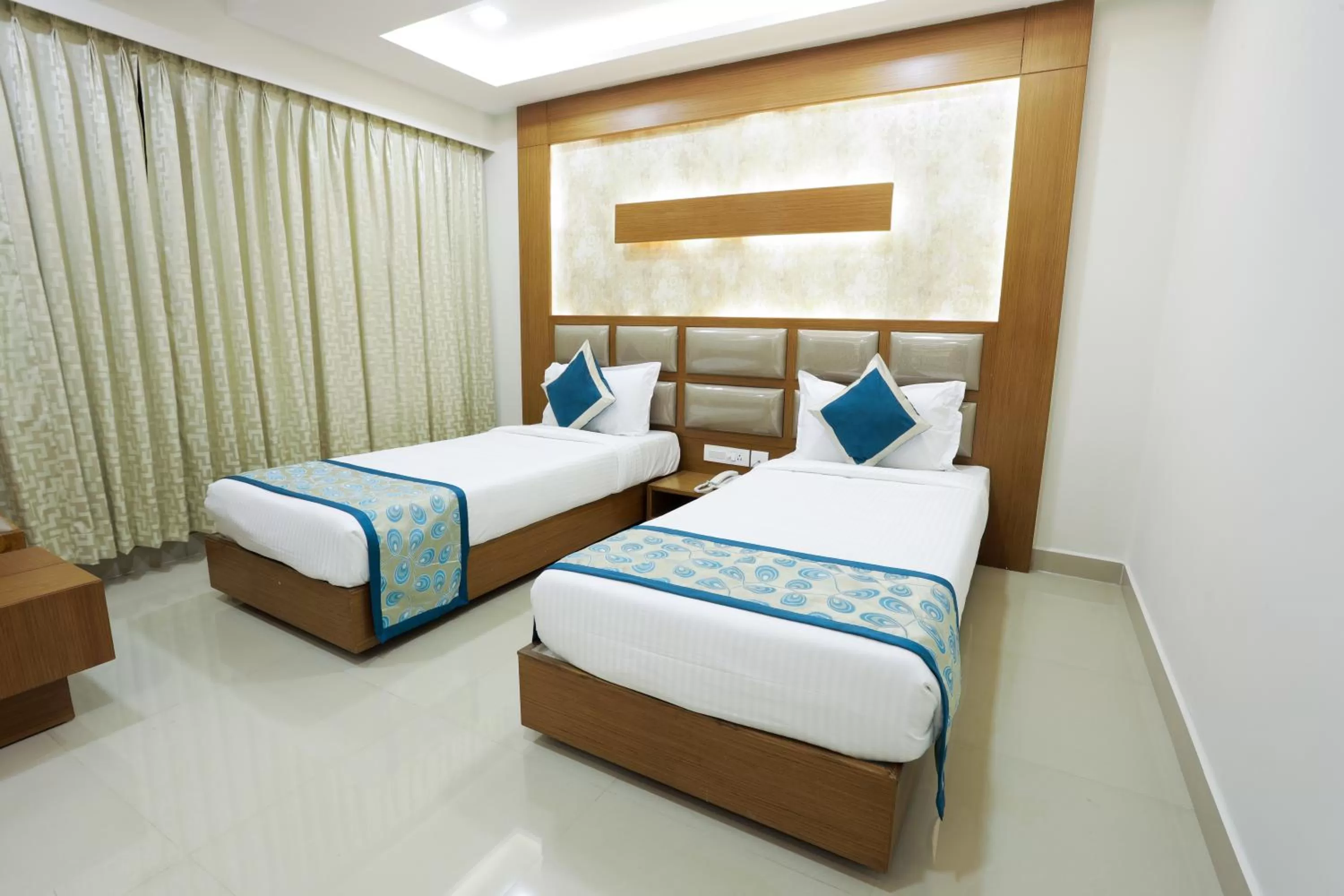 Photo of the whole room, Bed in Greens Suite - Business Class Hotel - Opposite Ripon Building