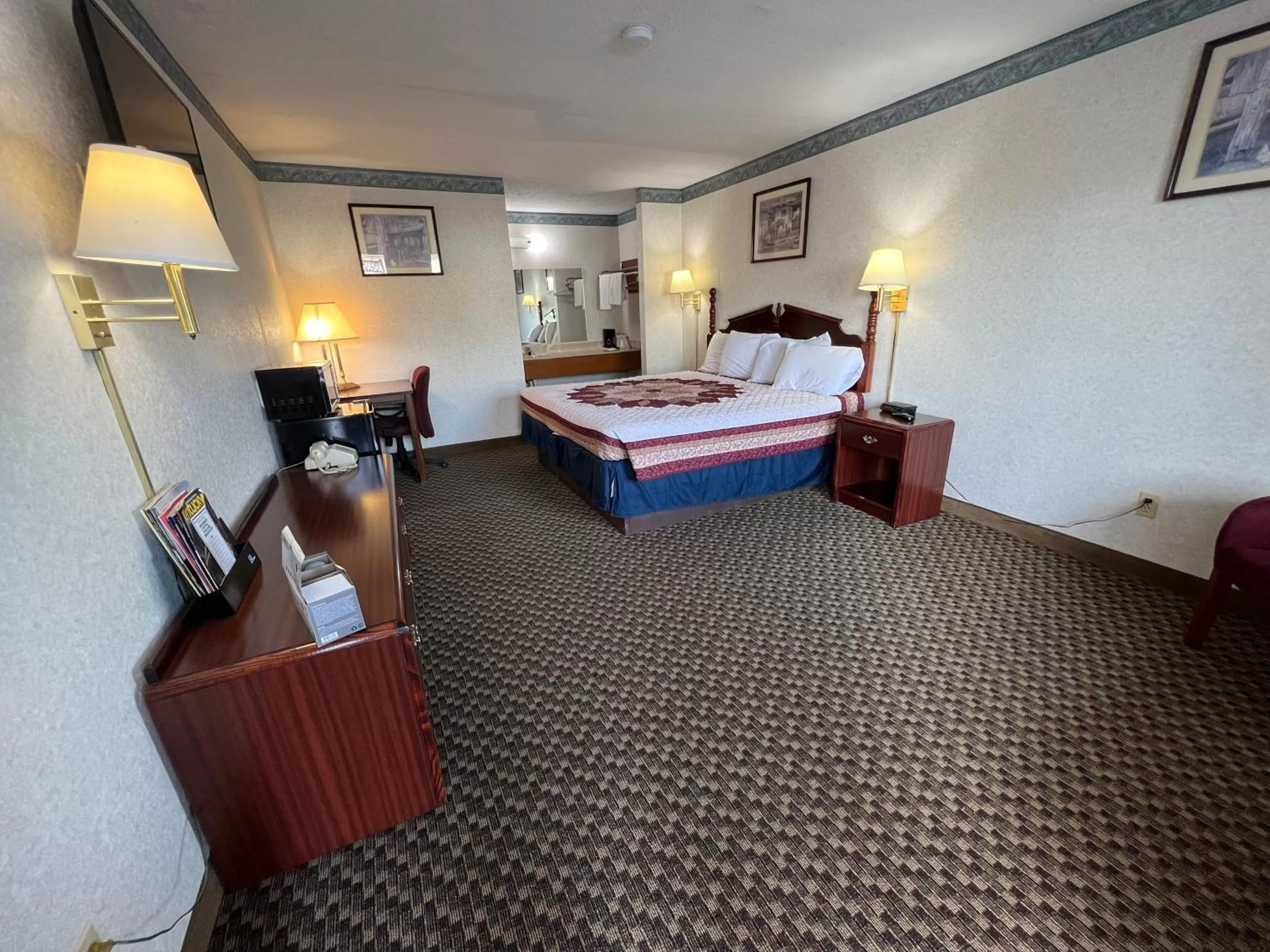 Bedroom, Bed in Americas Inn Bardstown