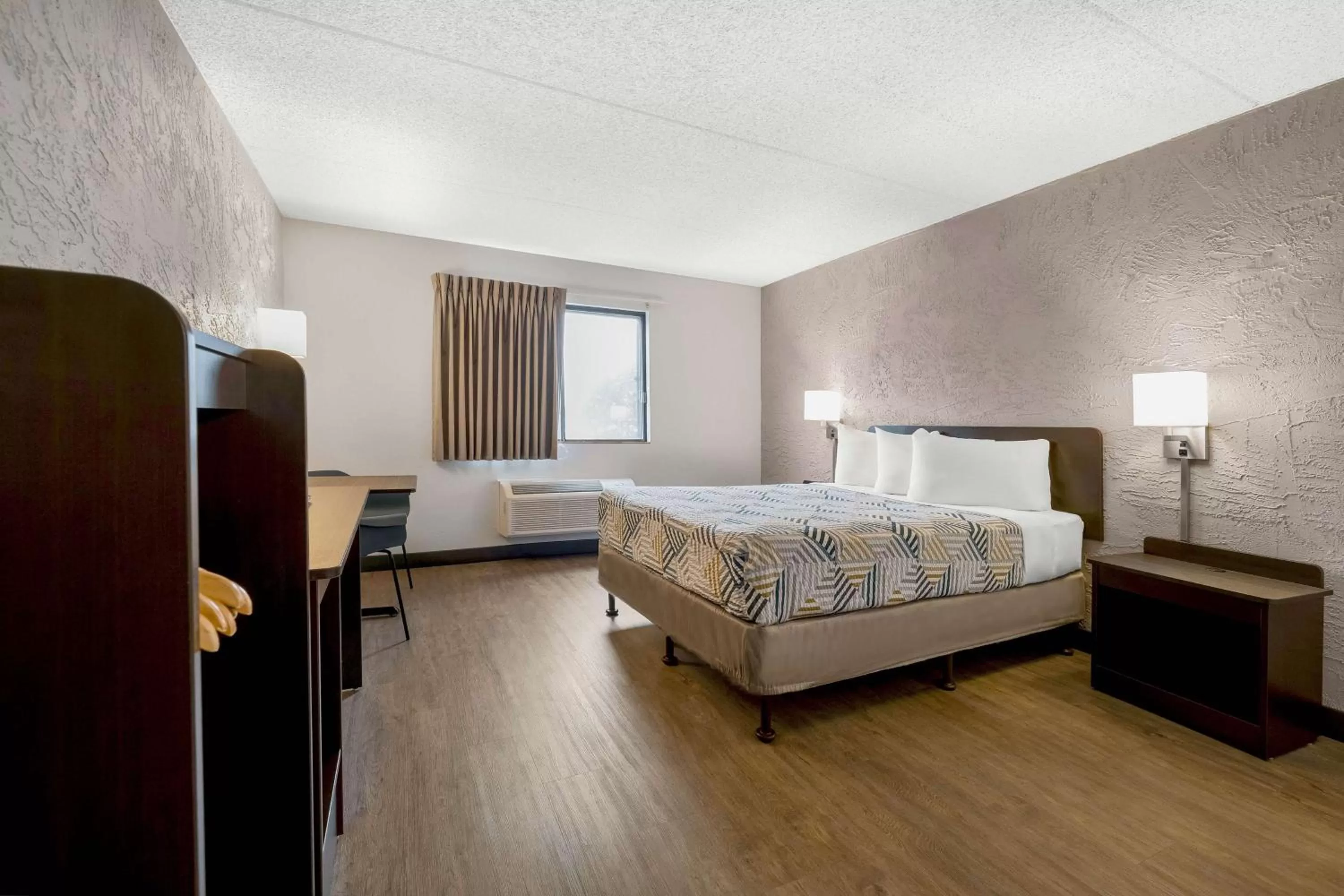 Bedroom, Bed in Motel 6-Elk Grove Village, IL - O'Hare