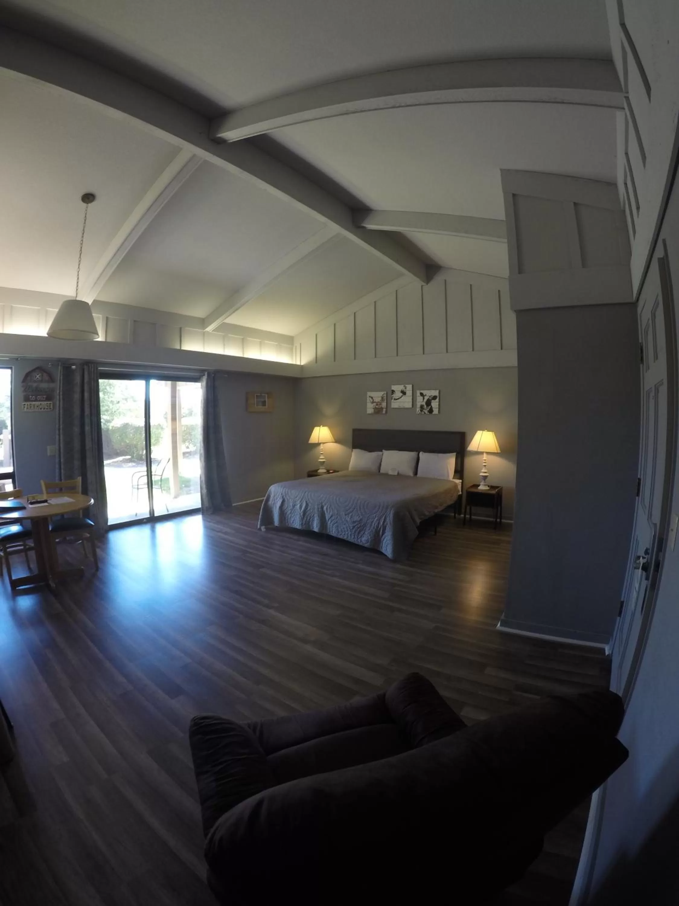 Photo of the whole room, Bed in Ridgemark Golf Club and Resort