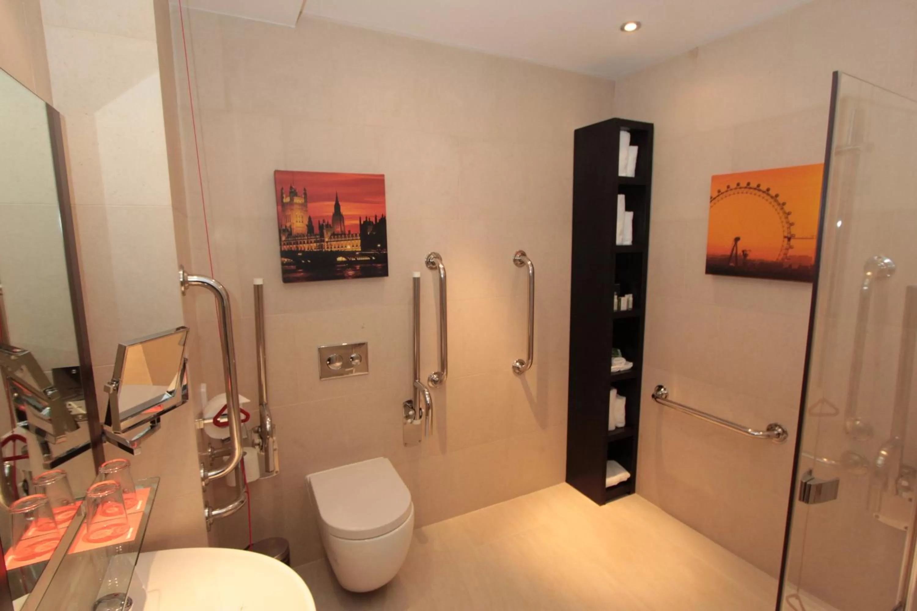 Bathroom in Hotel Indigo London Tower Hill by IHG