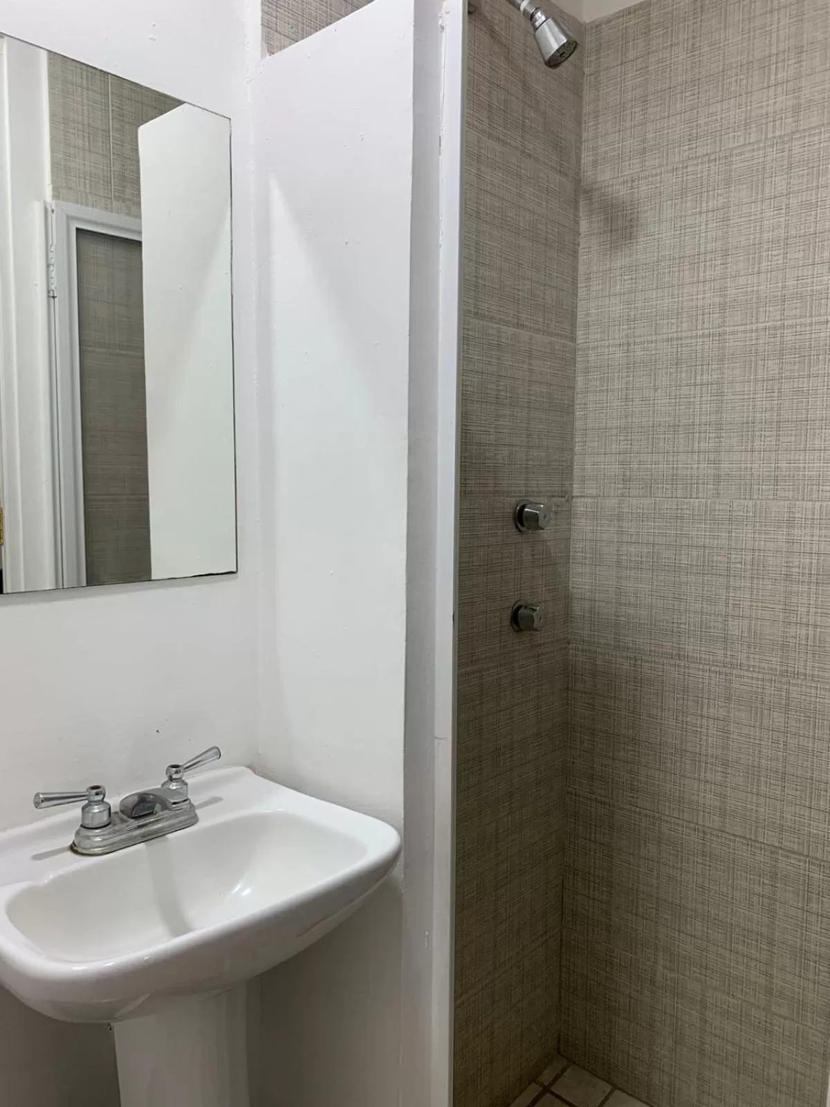 Shower in Container Inn Hotel Aeropuerto