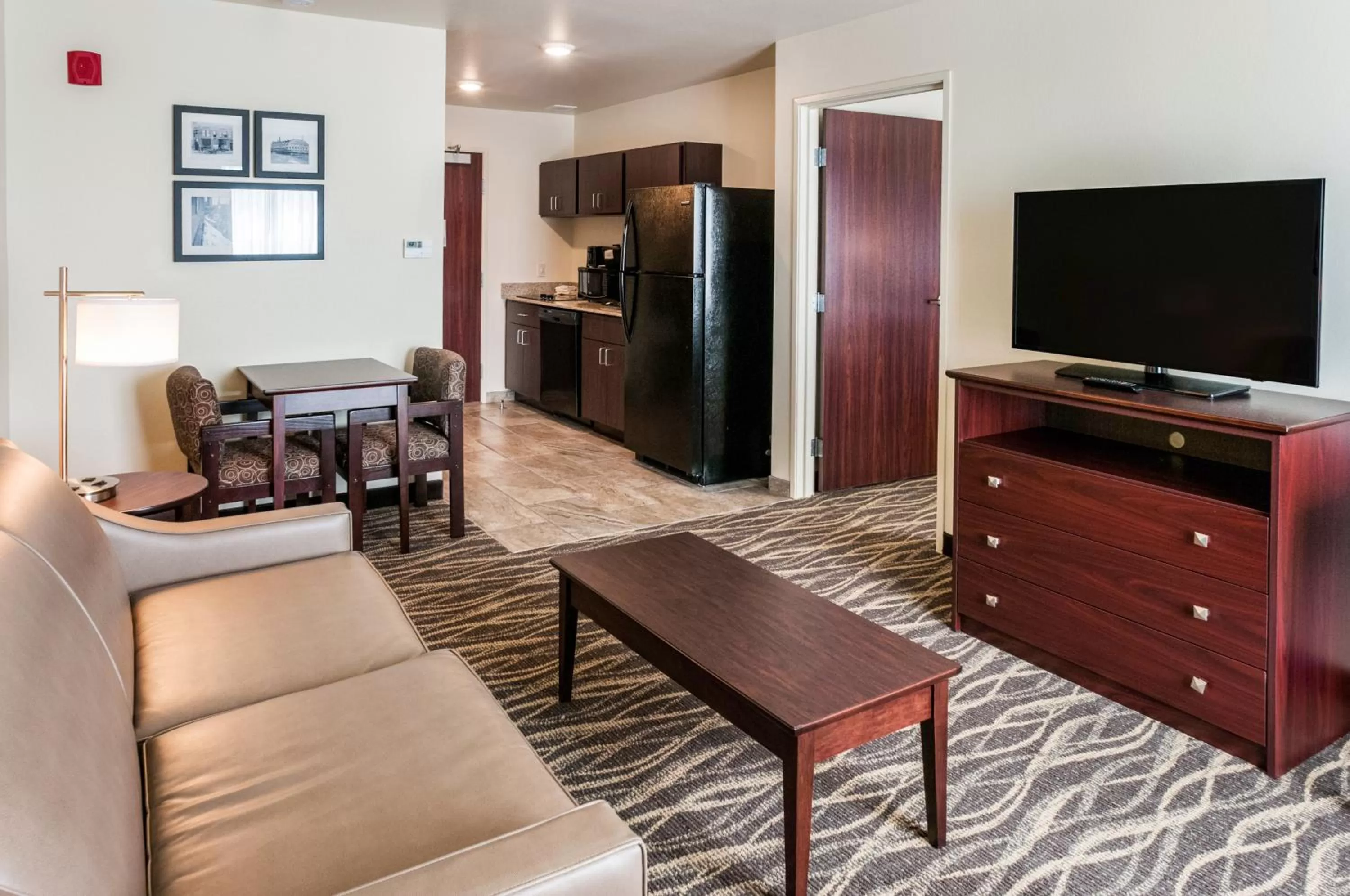 TV and multimedia in Cobblestone Hotel & Suites Appleton International Airport