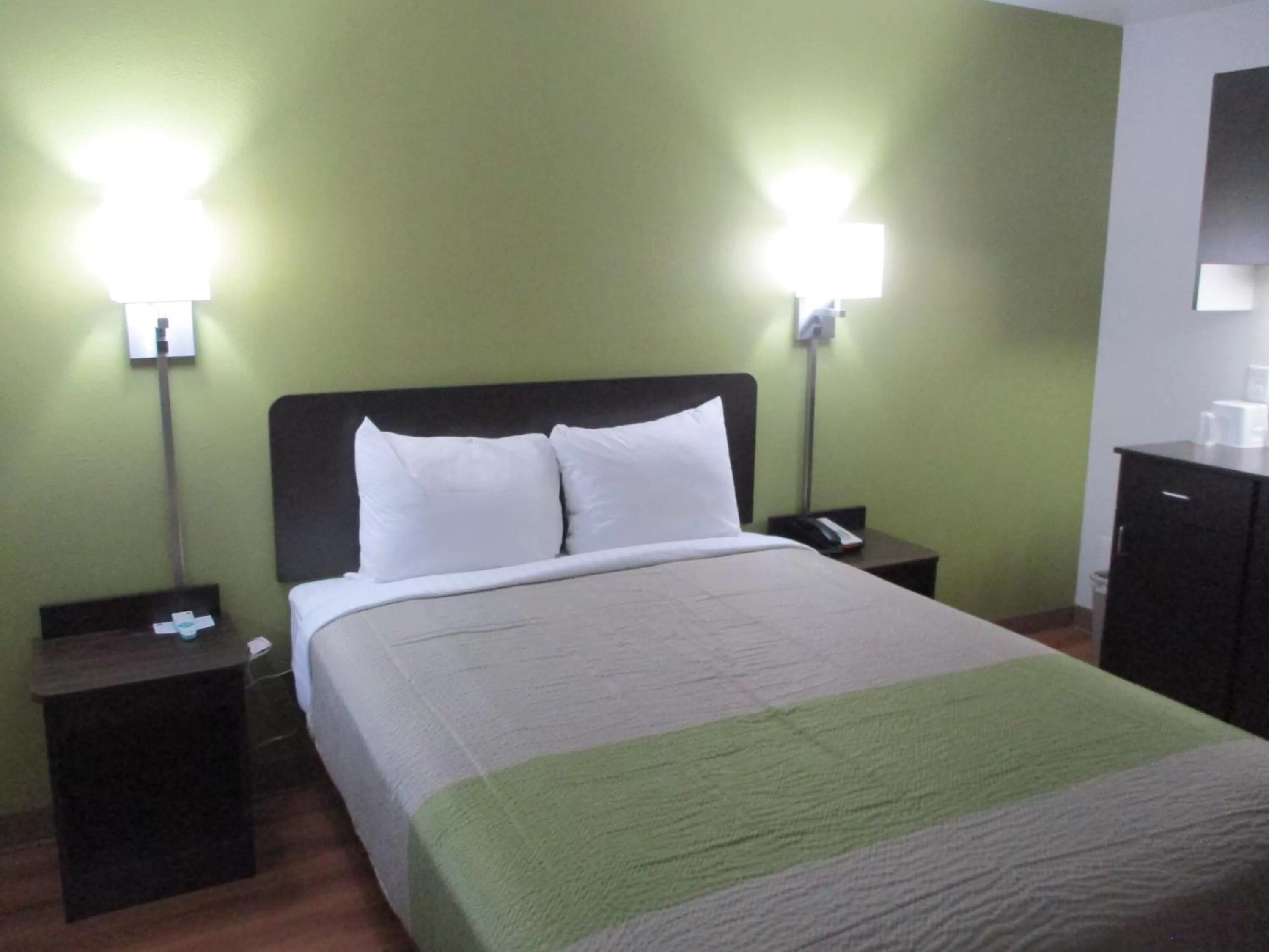 Photo of the whole room, Bed in Motel 6-North Olmsted, OH - Cleveland