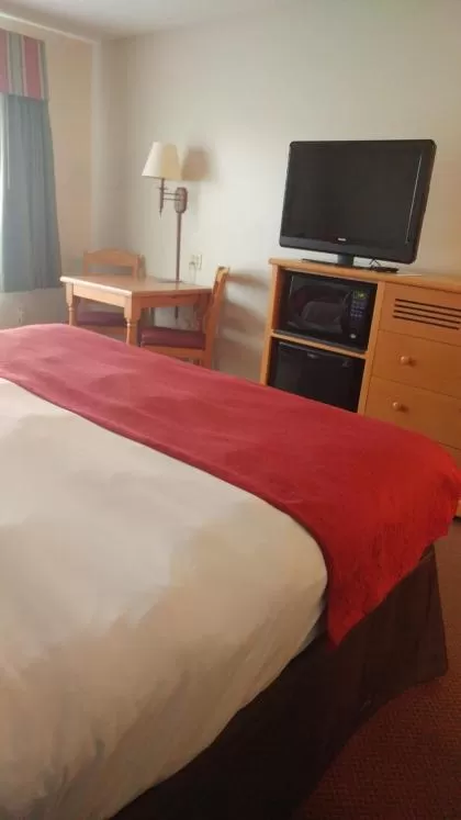 Bedroom, Bed in Country Inn & Suites by Radisson, Waterloo, IA