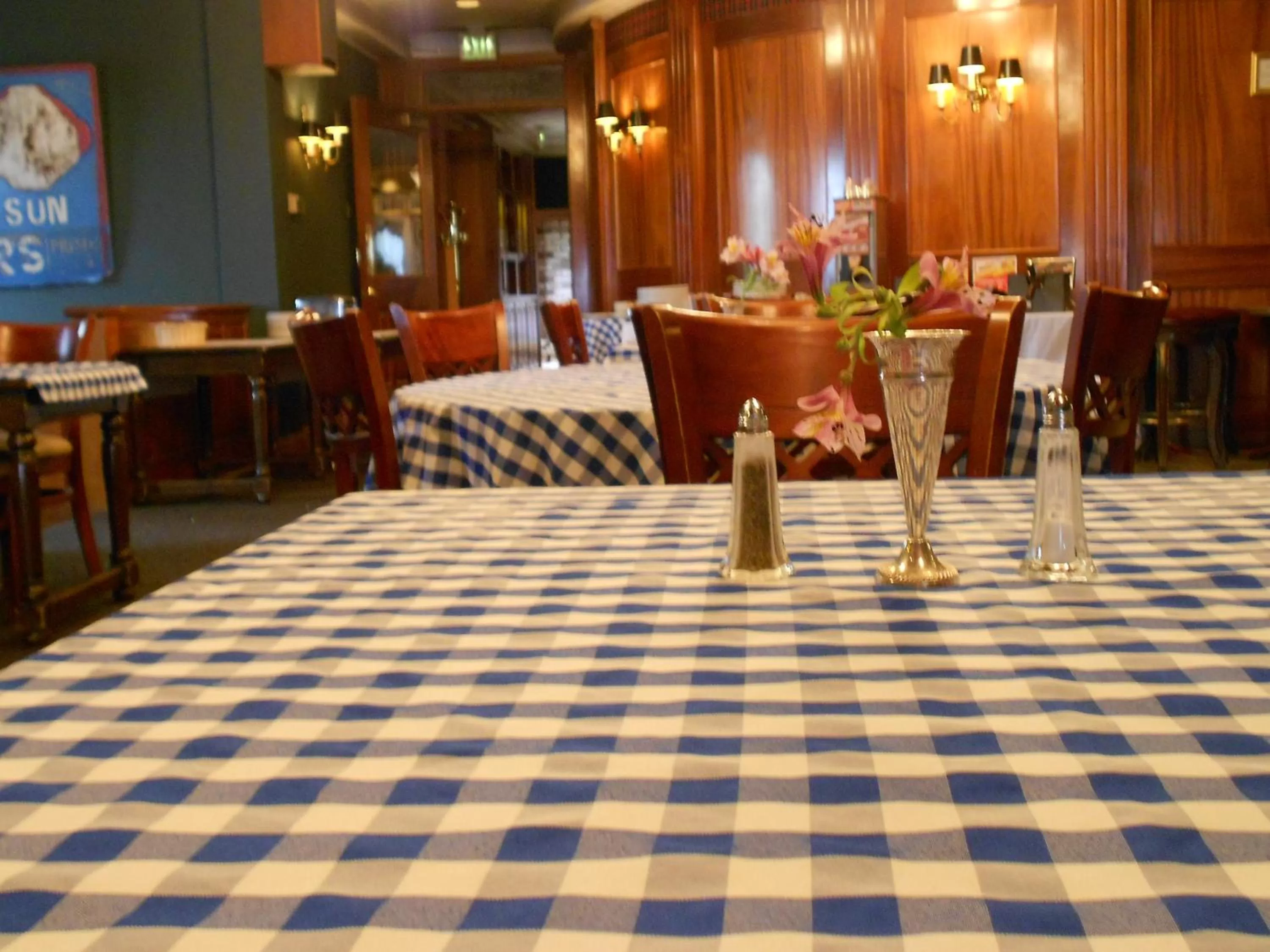 Continental breakfast, Restaurant/Places to Eat in Hill House Inn