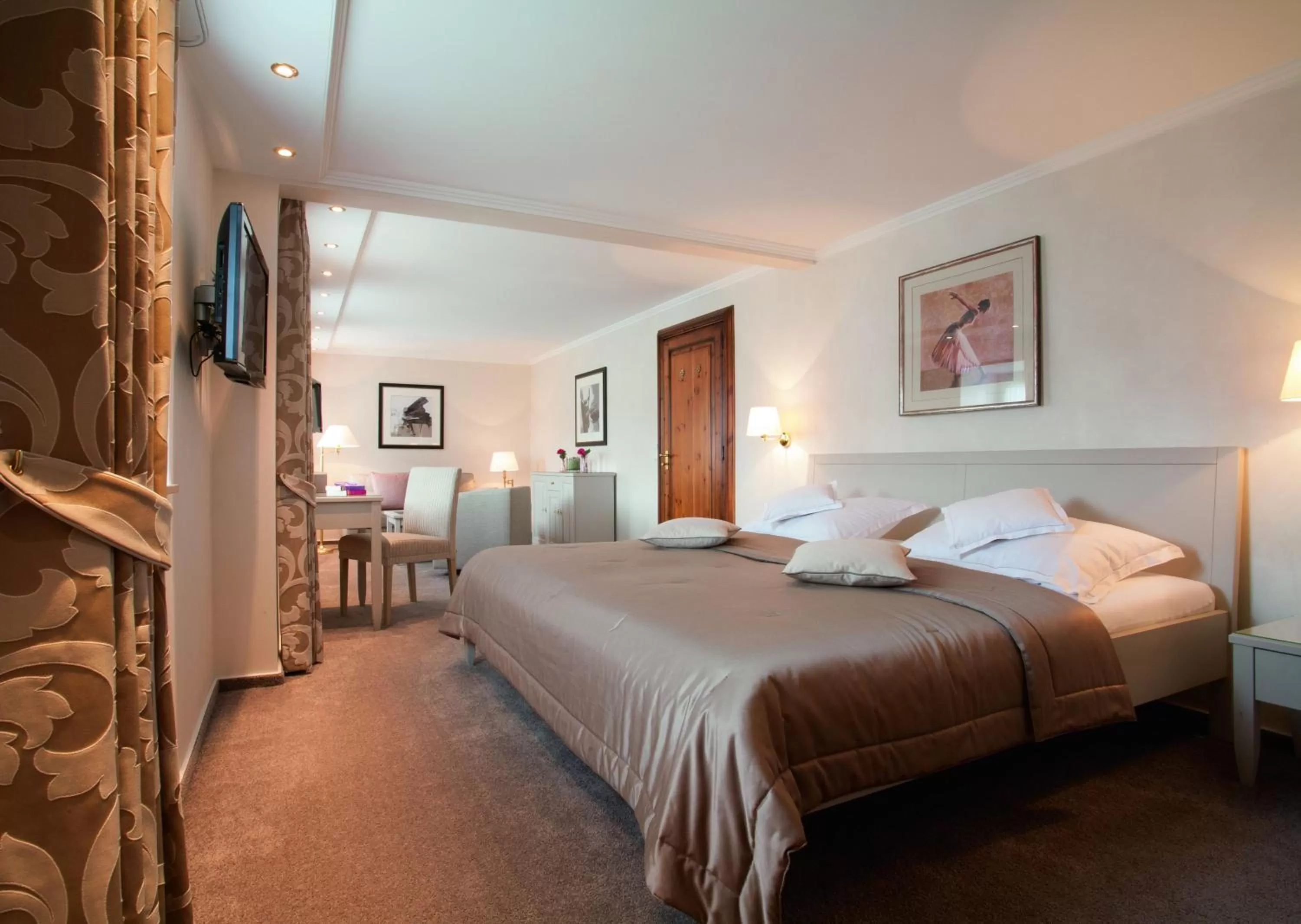 Photo of the whole room, Bed in Romantik Berghotel Astenkrone