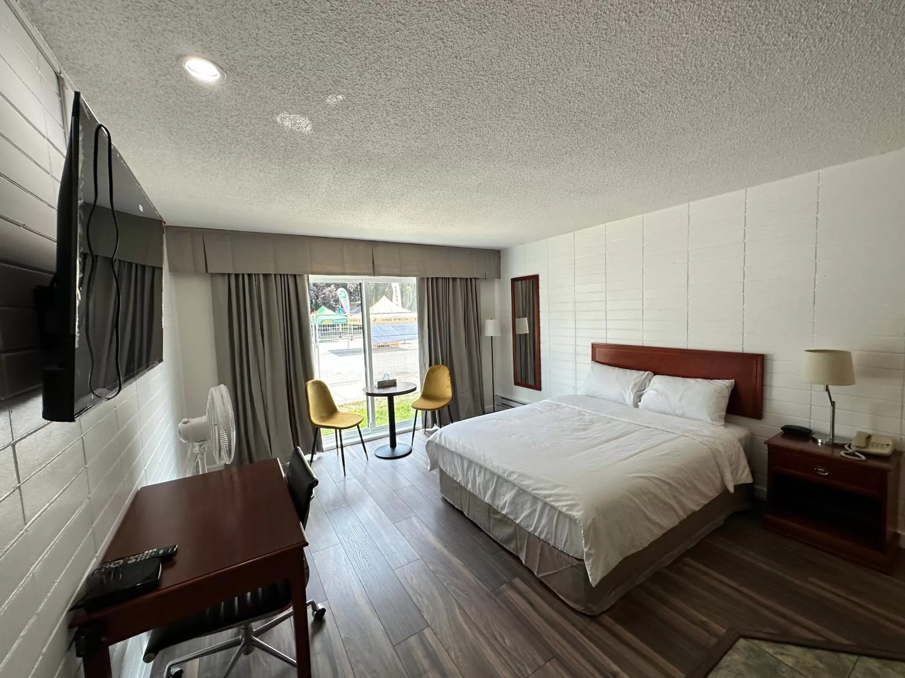 Deluxe Queen Studio in August Jack Inn Deluxe Queen Studio in August Jack Inn